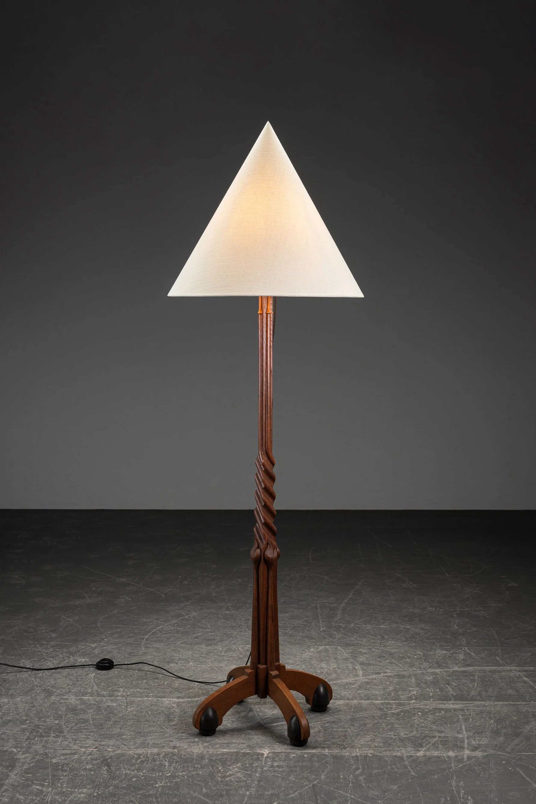 LI-852024141842-1920s-Amsterdamse-School-Standing-Lamp_01.jpg