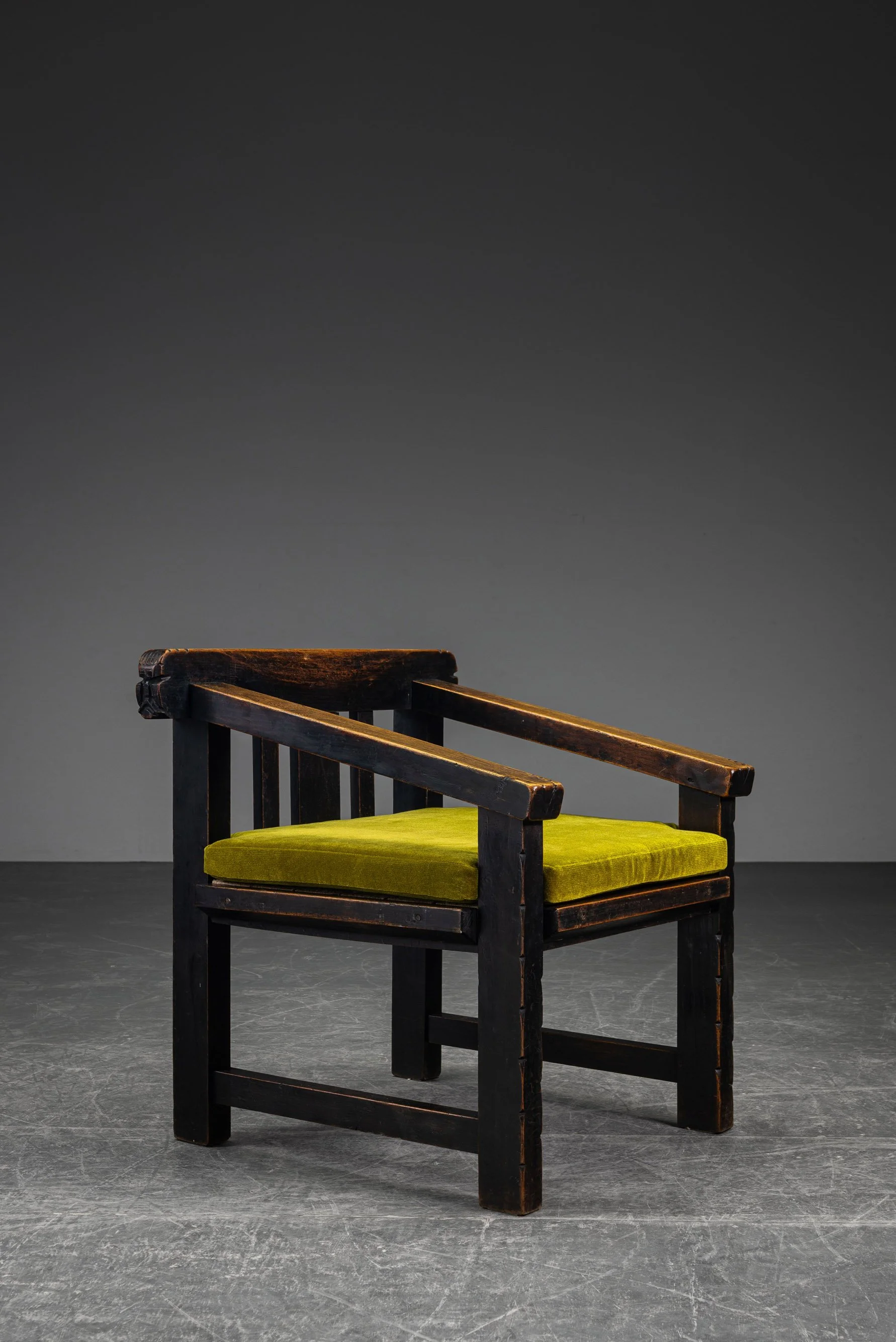 SE-6102026132624-circa-1915-Amsterdamse-School-Armchair_15.jpg