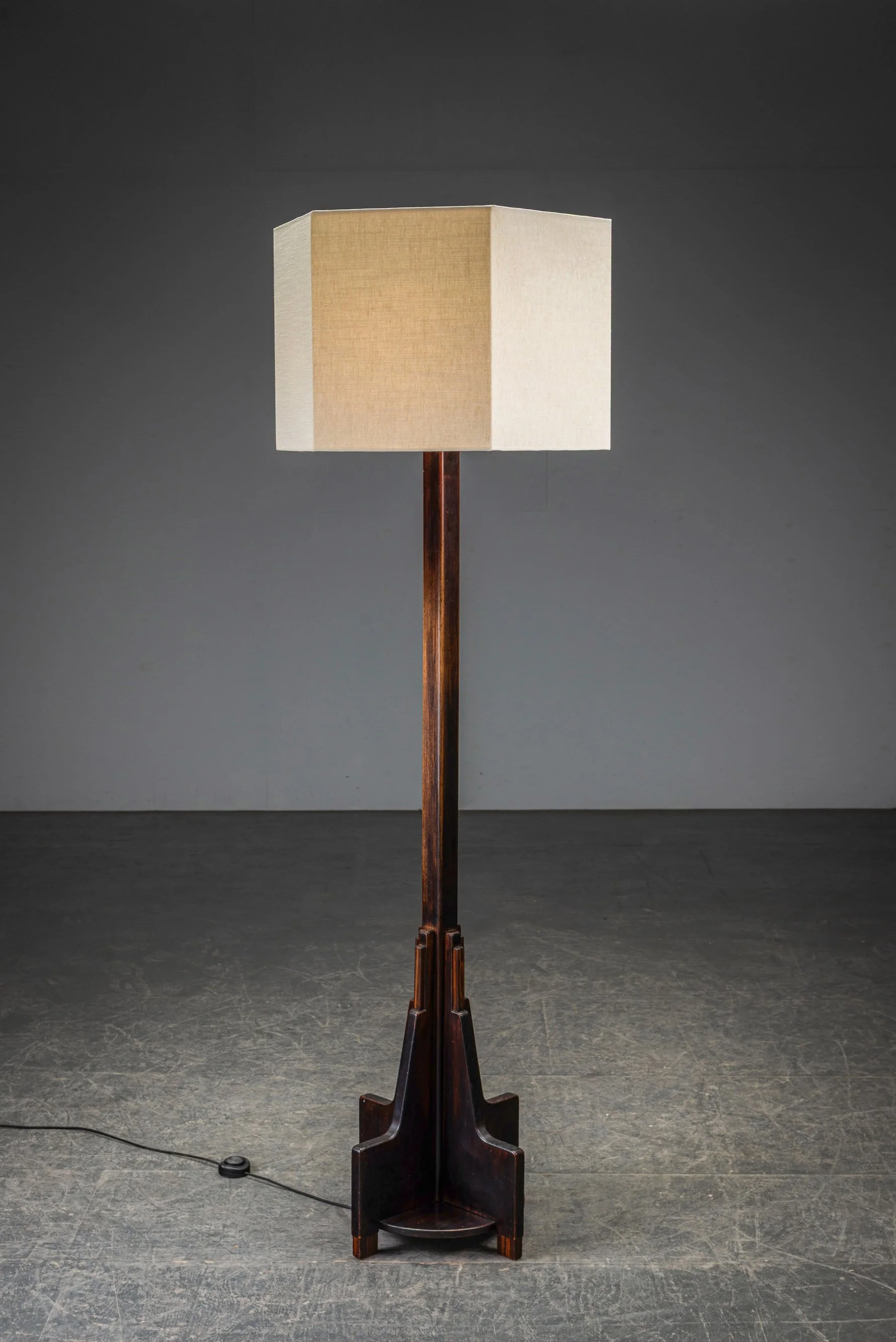 LI-22202693857-1920s-Amsterdamse-School-Standing-Lamp_06.jpg