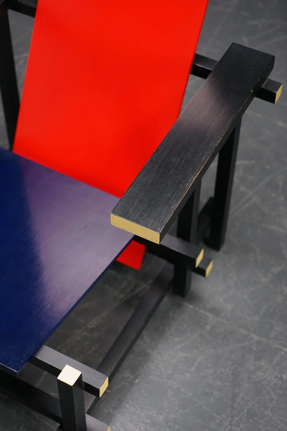 SE-1012023111045-Gerrit-Rietveld-Red-Blue-Chair_06.JPG