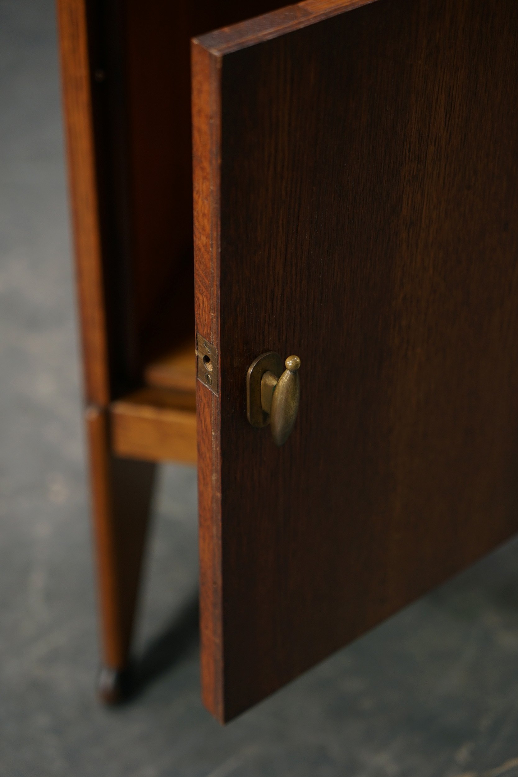 TA-1862025190425-Amsterdamse-School-Nightstands-by-Willem-Penaat_10.jpg