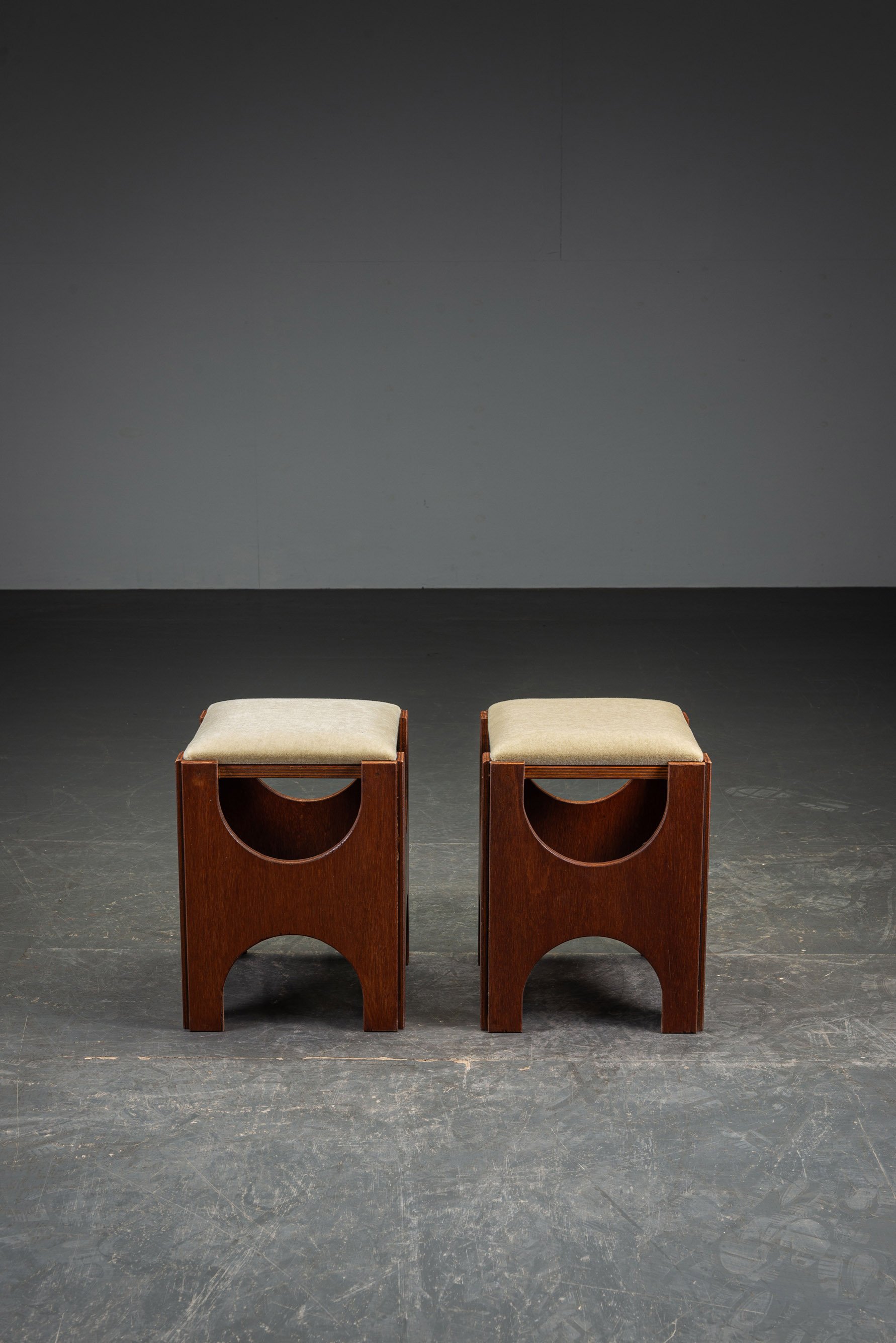 SE-280225152735+SE-280225152737-Modernist-Stools-by-Architect-Charles-Vandenhove_08.jpg