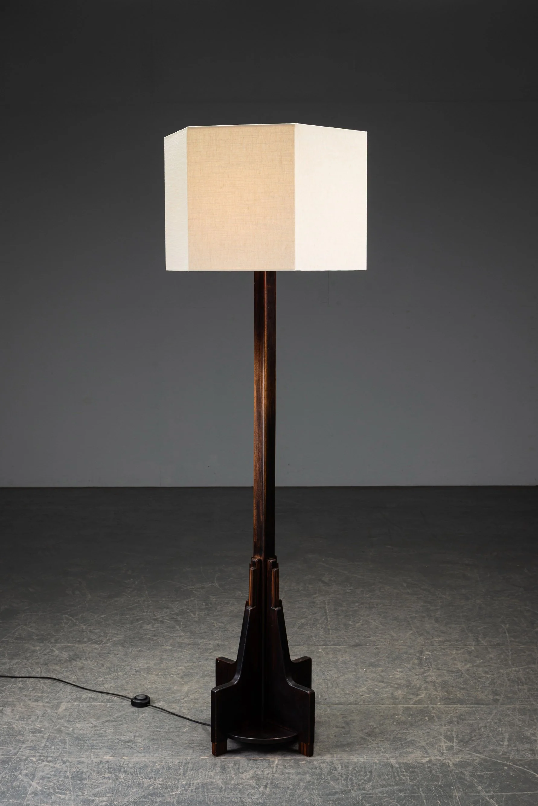 LI-22202693857-1920s-Amsterdamse-School-Standing-Lamp_06.jpg
