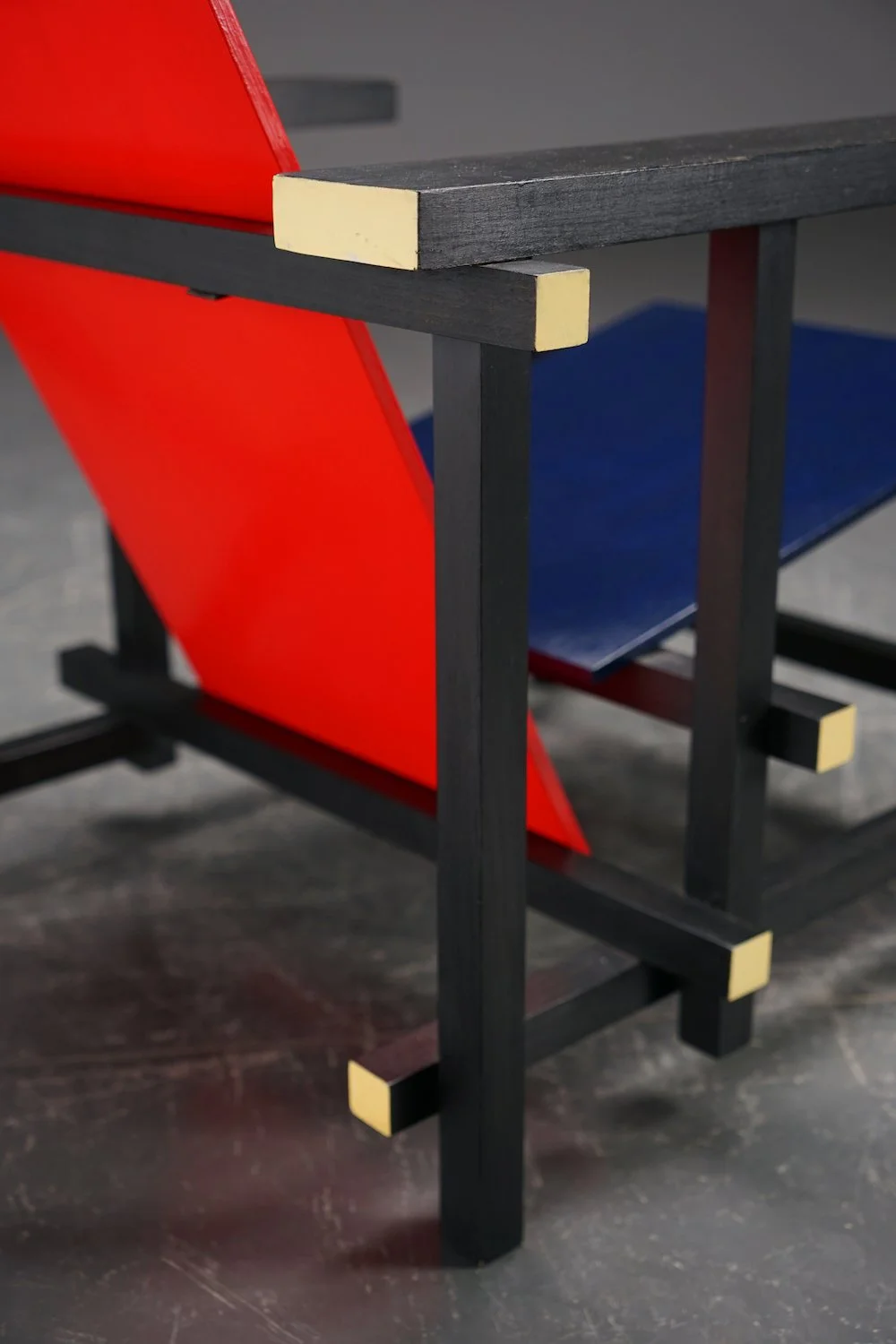 SE-1012023111045-Gerrit-Rietveld-Red-Blue-Chair_10.JPG