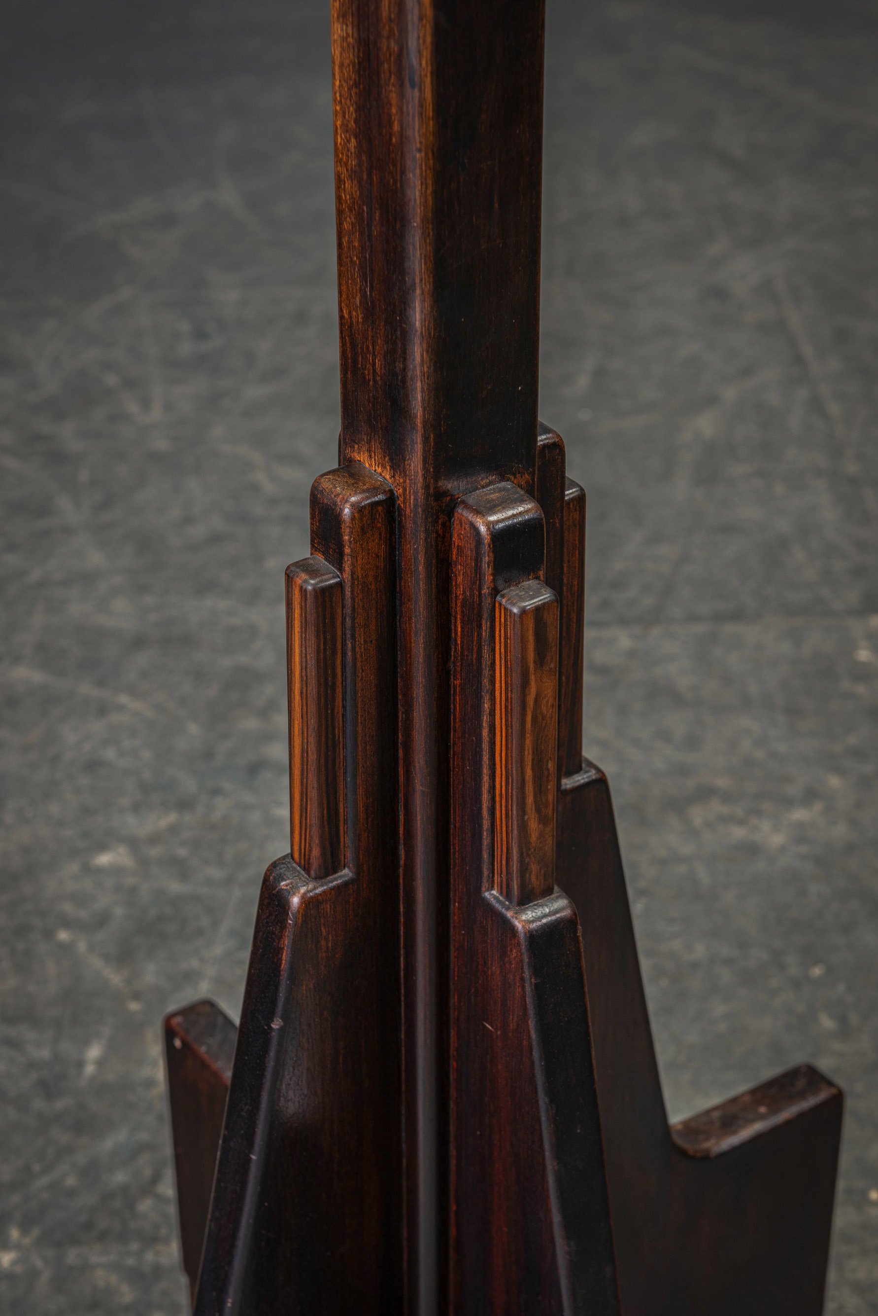 LI-22202693857-1920s-Amsterdamse-School-Standing-Lamp_02.jpg