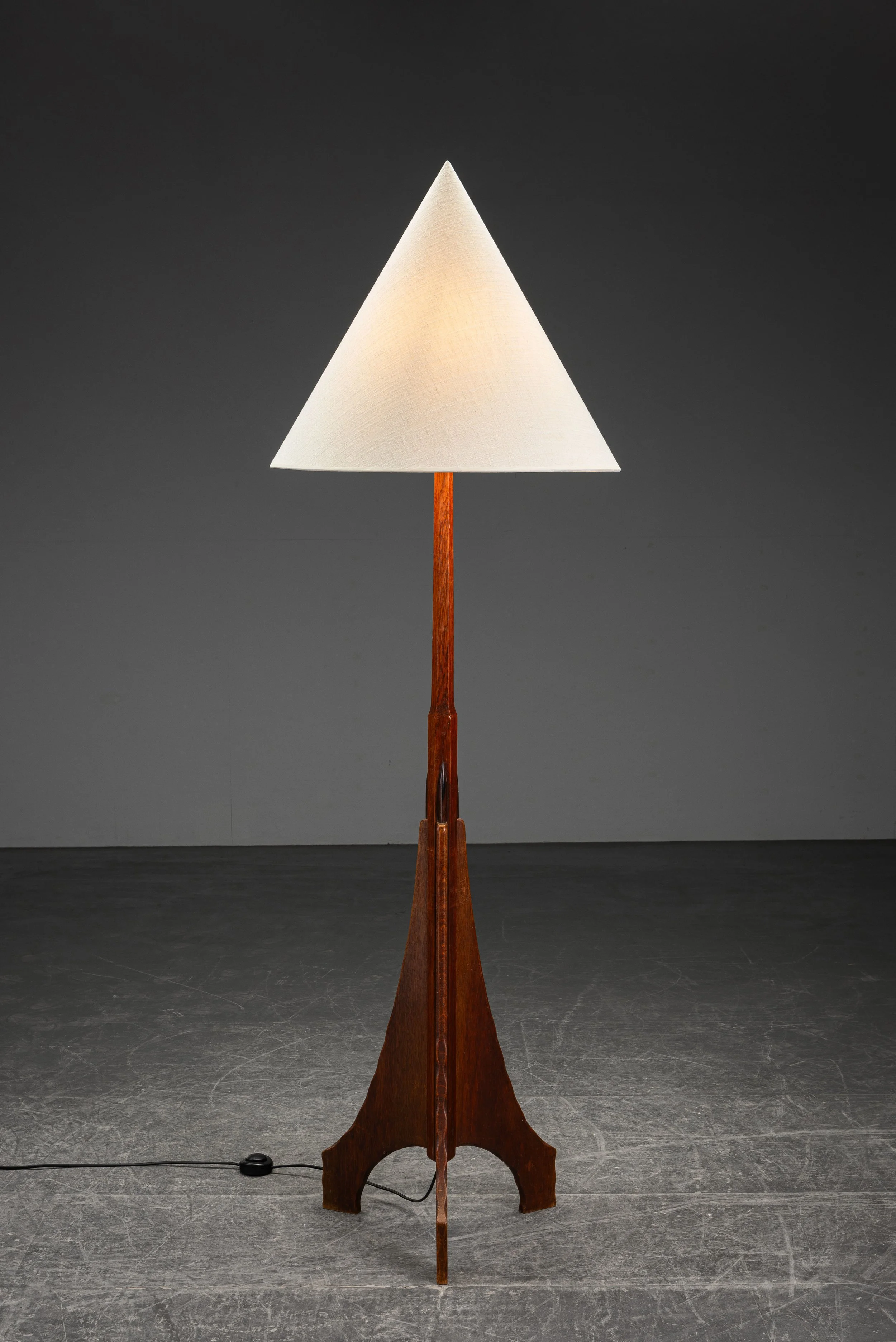 LI-142024155526-1920s-Amsterdamse-School-Standing-Lamp_09.jpg