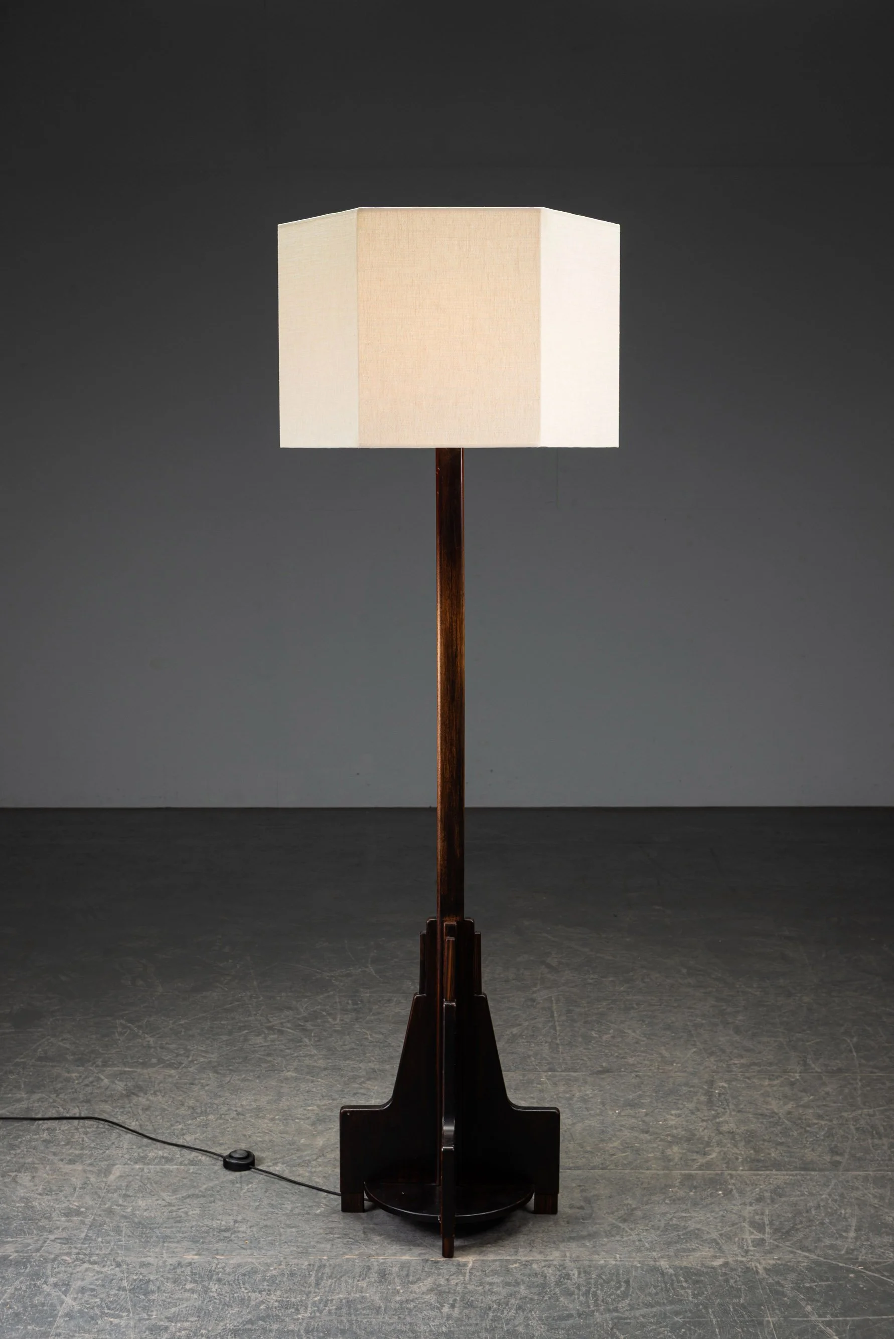 LI-22202693857-1920s-Amsterdamse-School-Standing-Lamp_01.jpg