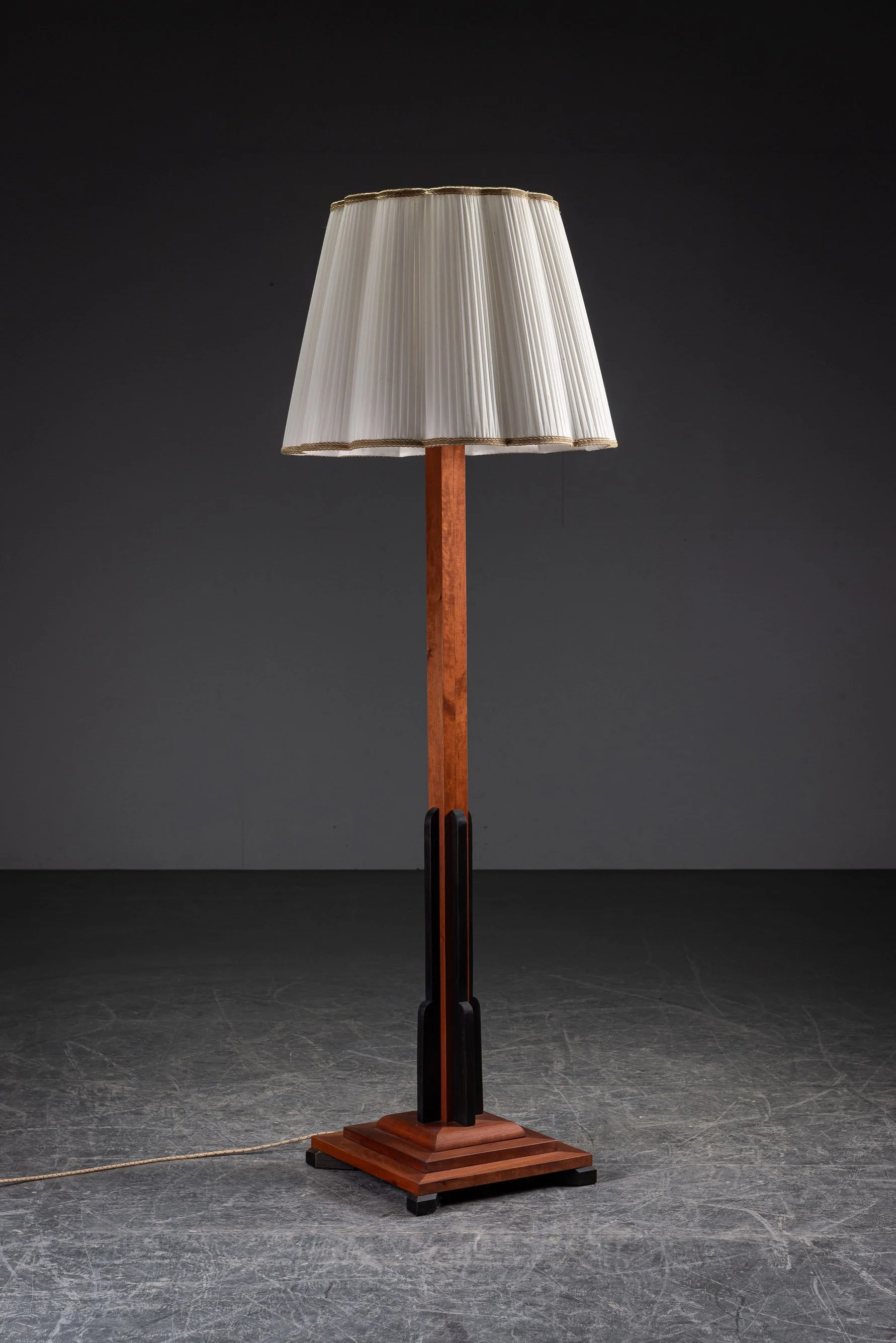 LI-2972025200921-1980s-Amsterdamse-School-Standing-Lamp_05.jpg
