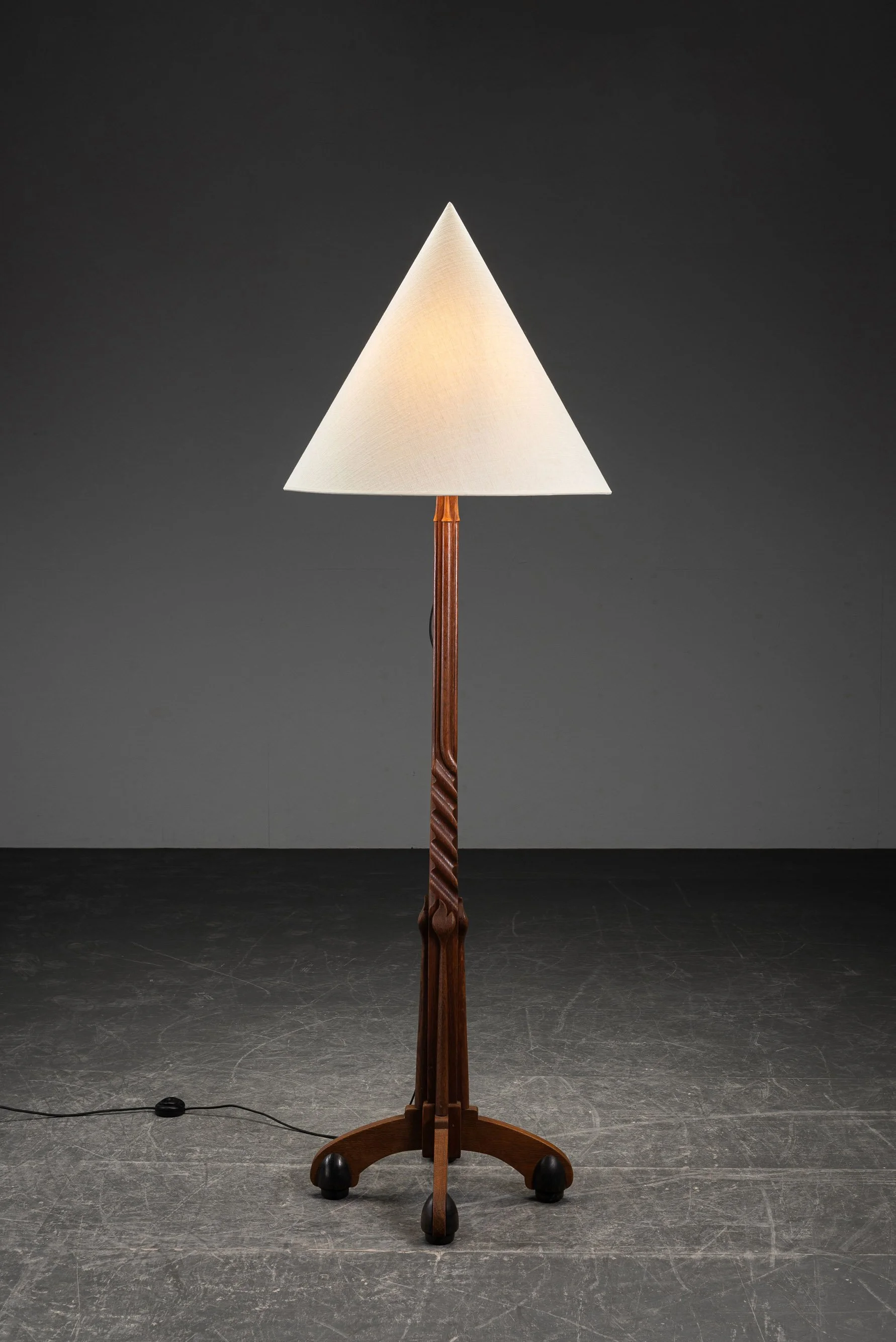 LI-852024141842-1920s-Amsterdamse-School-Standing-Lamp_06.jpg