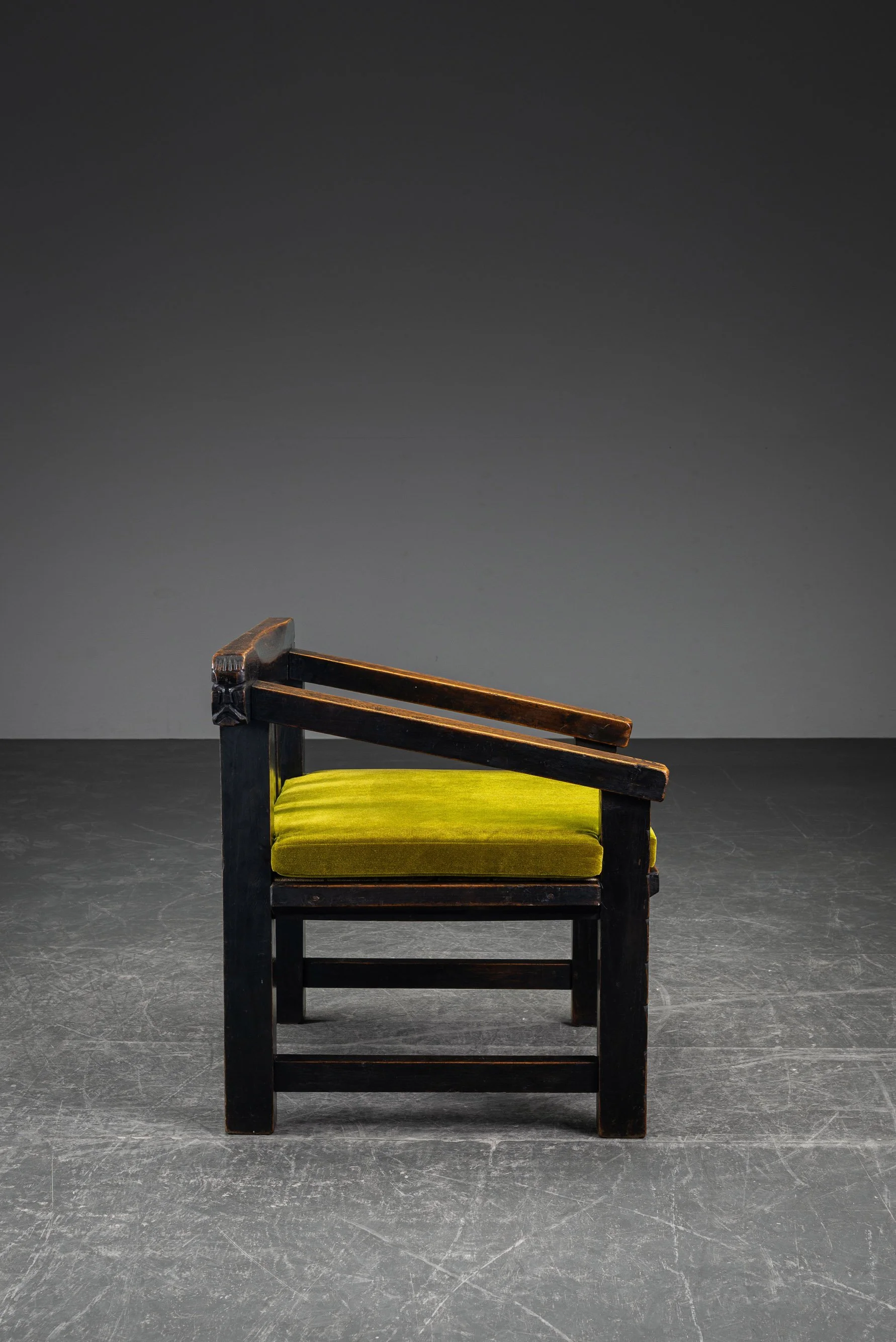 SE-6102026132624-circa-1915-Amsterdamse-School-Armchair_05.jpg
