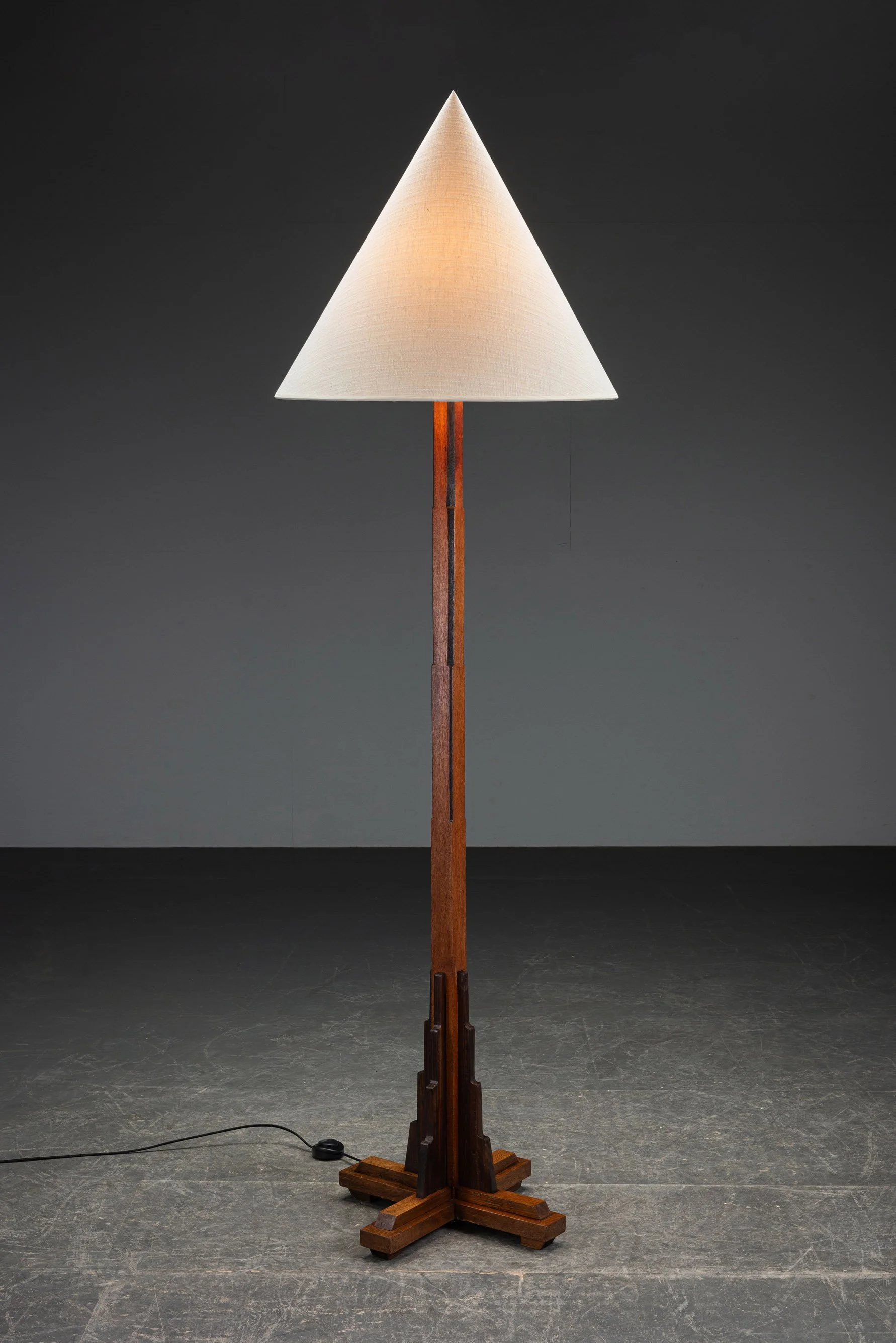 LI-2422026154224-1930s-Amsterdamse-School-Standing-Lamp_01.jpg
