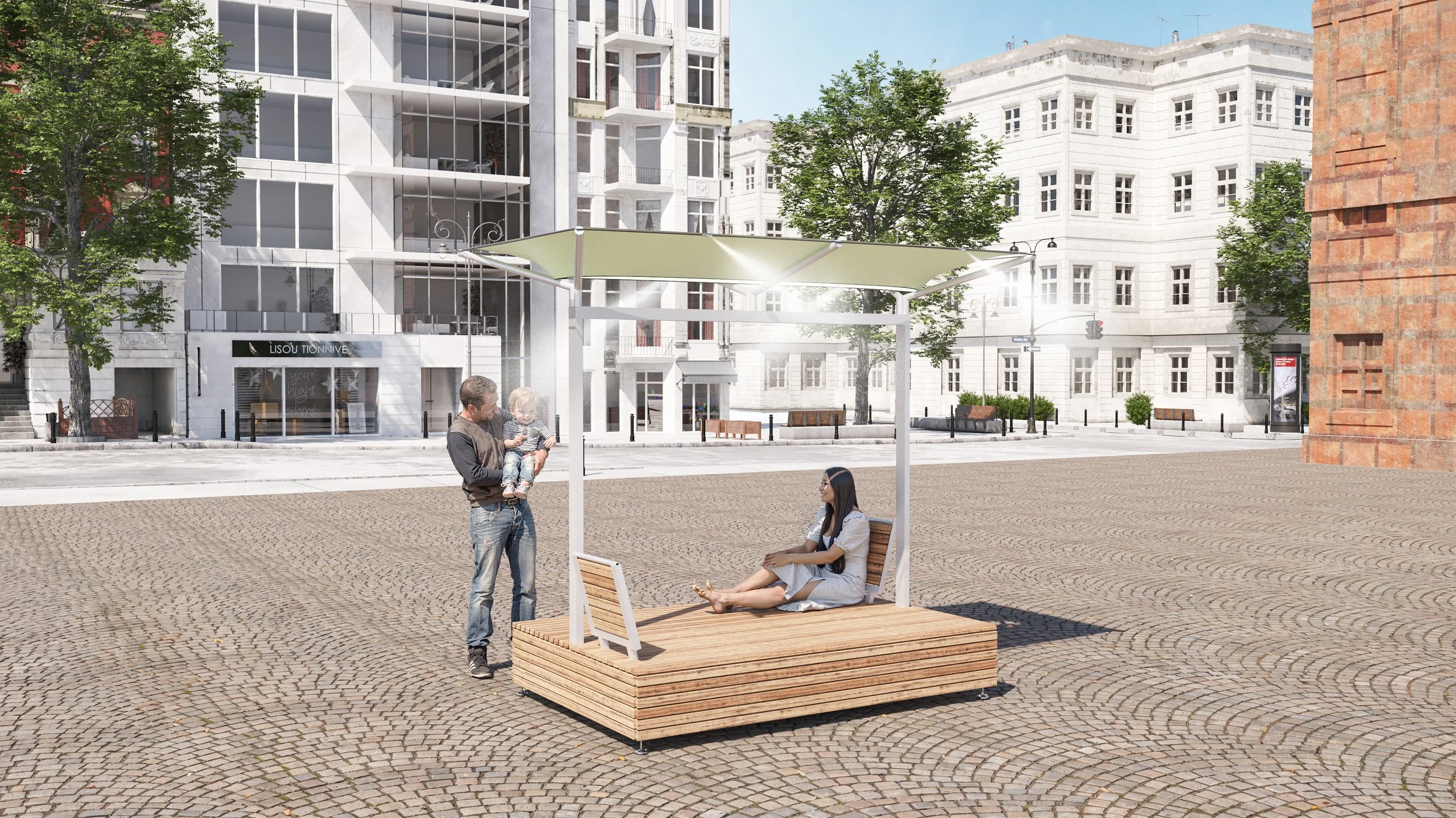 Menschen auf einem öffentlichen Platz, eine Frau sitzt auf einer erhöhten Holzplattform mit Sonnenschirm, ein Mann hält ein Kind, im Hintergrund moderne Gebäude und Bäume.