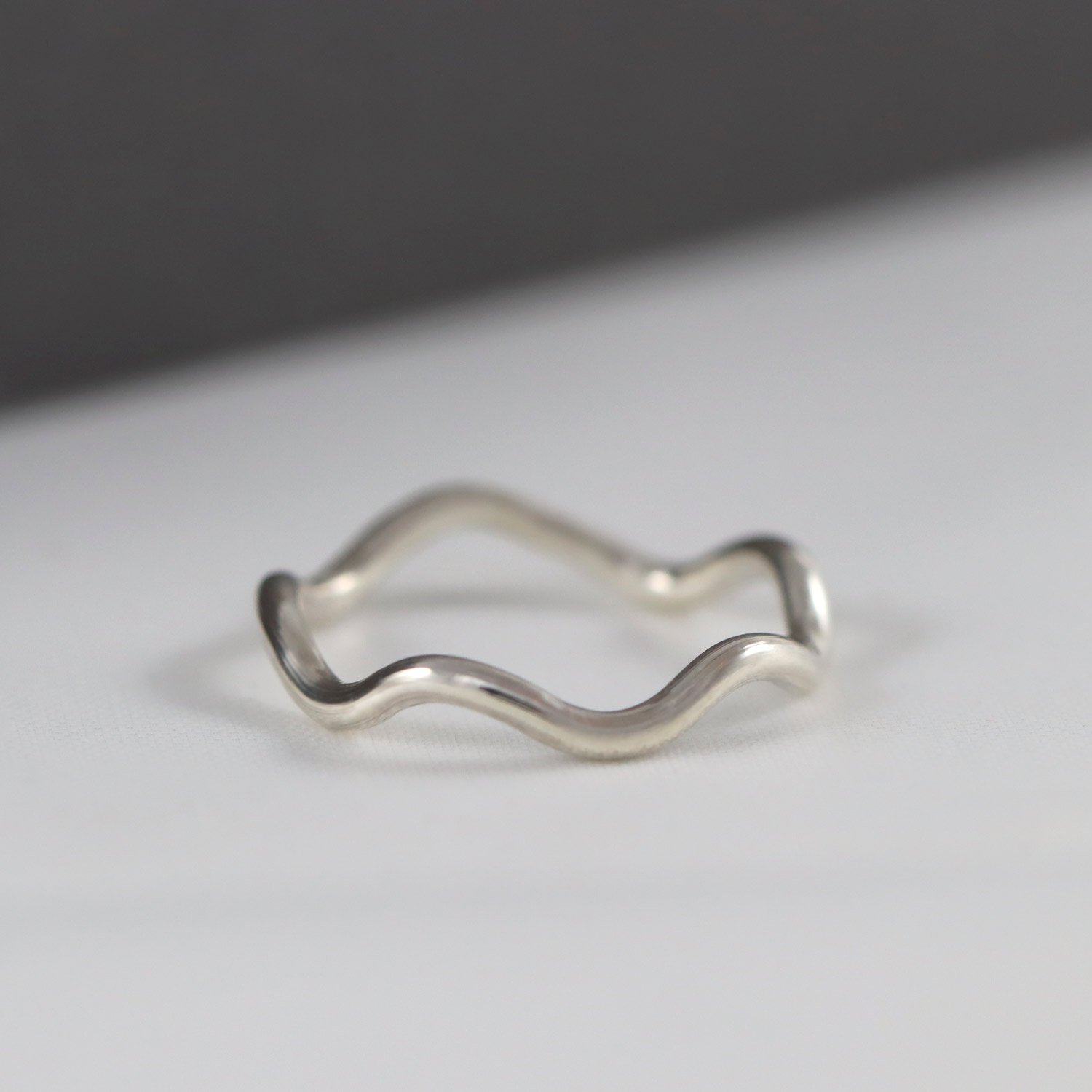 Silver-wiggle-wave-ring-cocobelle-jewellery-rs.jpg