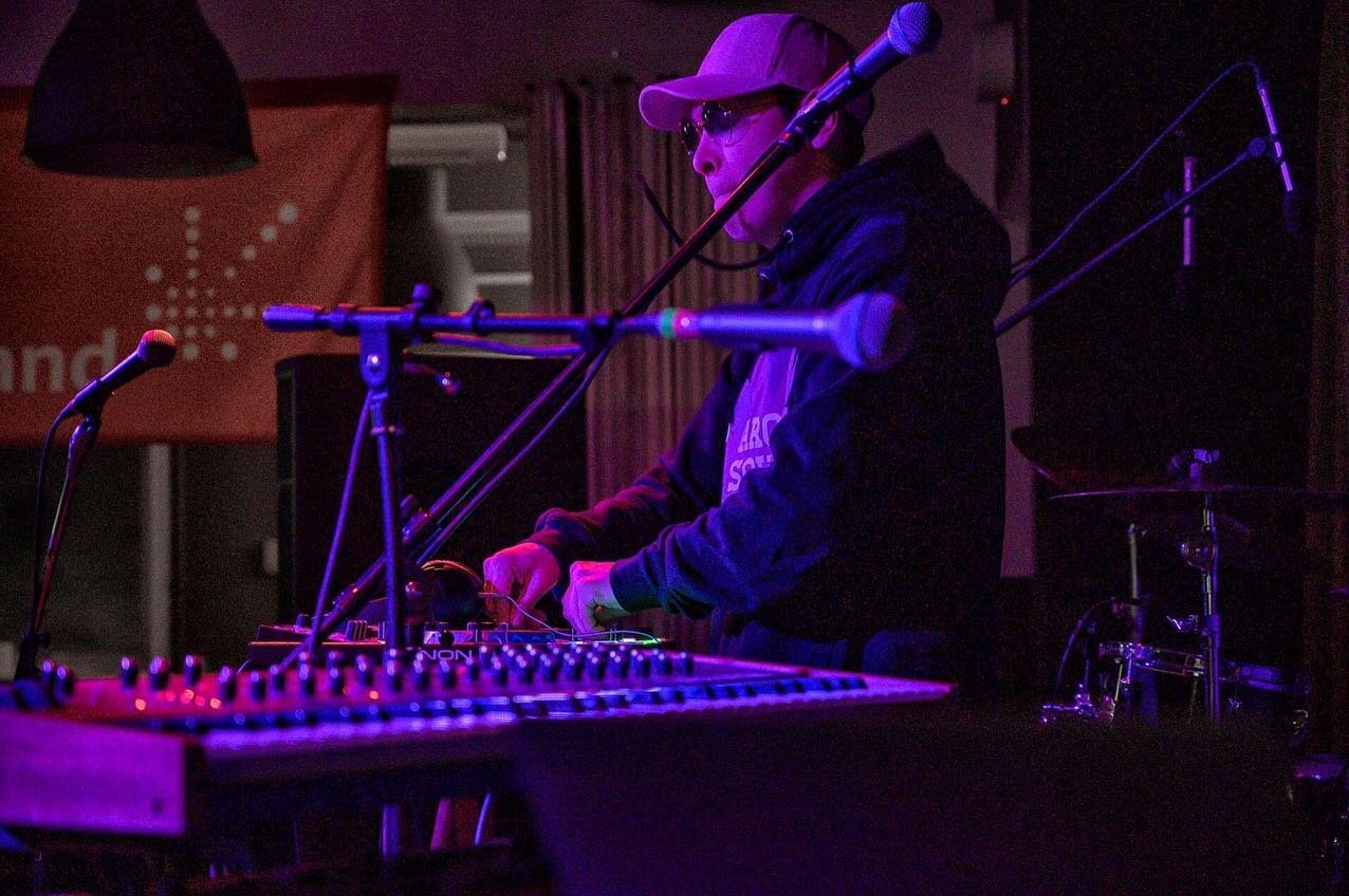 Friday and saturday were amazing! Thank you to artists, volunteers, technicians and sponsors! 💜 Next concert is on friday in Taseralik, see you there 🥳💜 All photos by: @aqqalulaat 
@air_greenland_official @dagens_nordiske_ord @hotel_sisimiut @sis