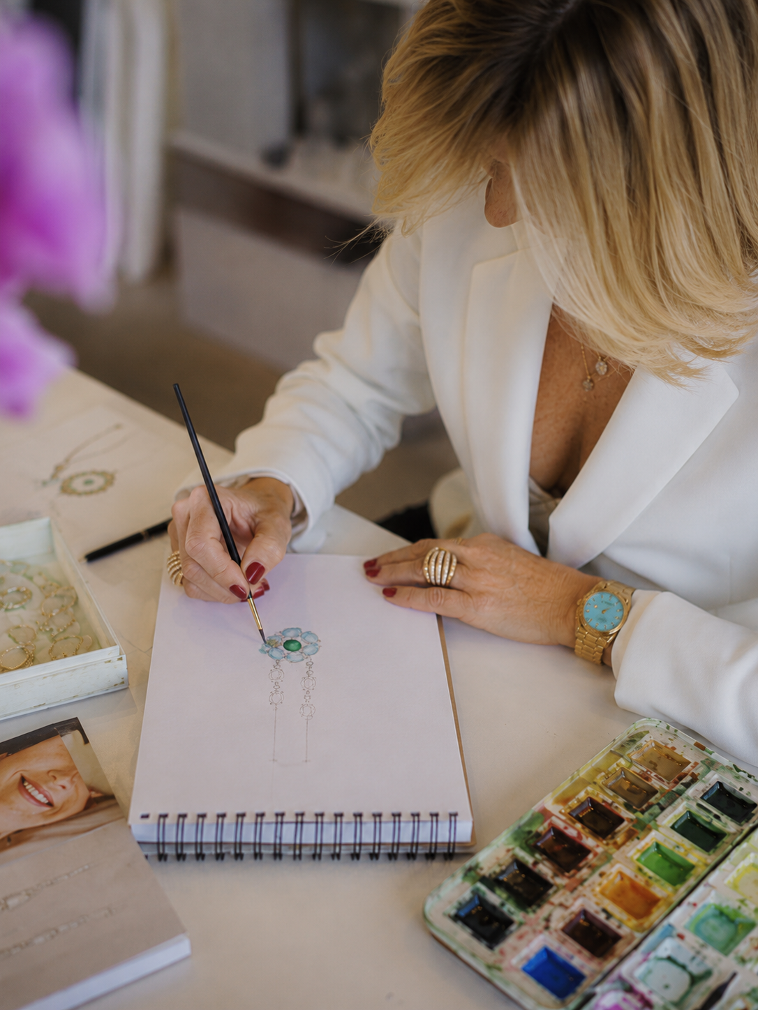 LA MUJER QUE CONVIRTIÓ LAS JOYAS EN UNA FORMA DE IDENTIDAD