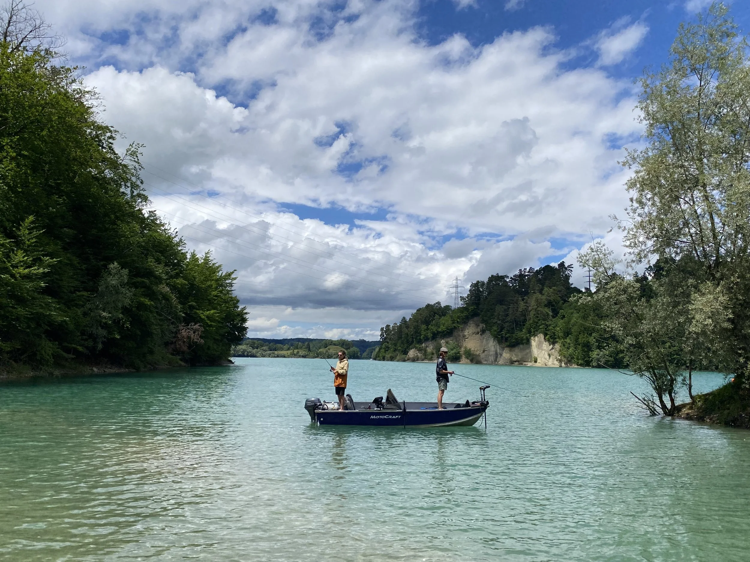 Un pêcheur durant un guidage de pêche en bateau