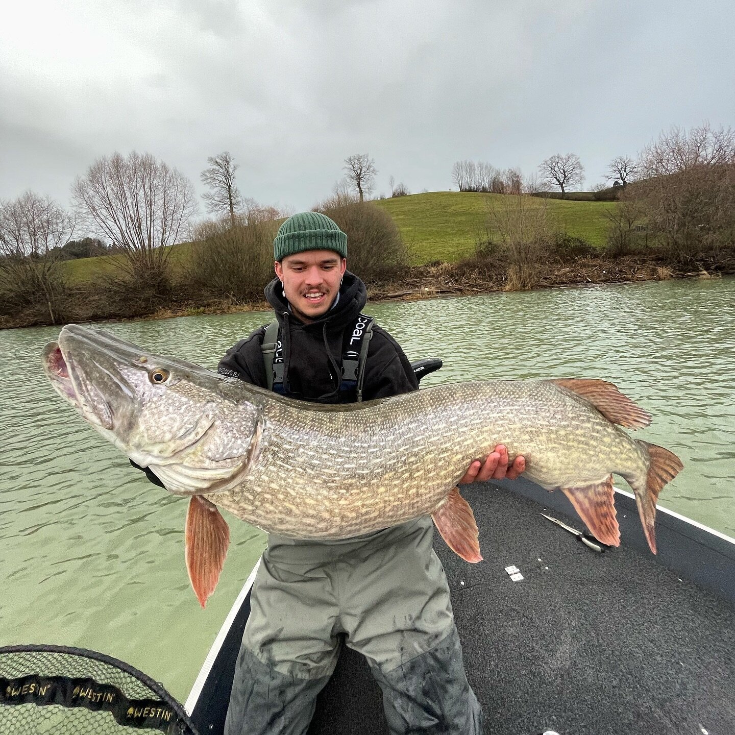 Massive head on a massive pike ! 
On a difficult day with almost no activity we where heading back to the boat ramp to try another lake with my good friend @noaepars. But we quickly changed plans after this massive fish took our lure on the last spot