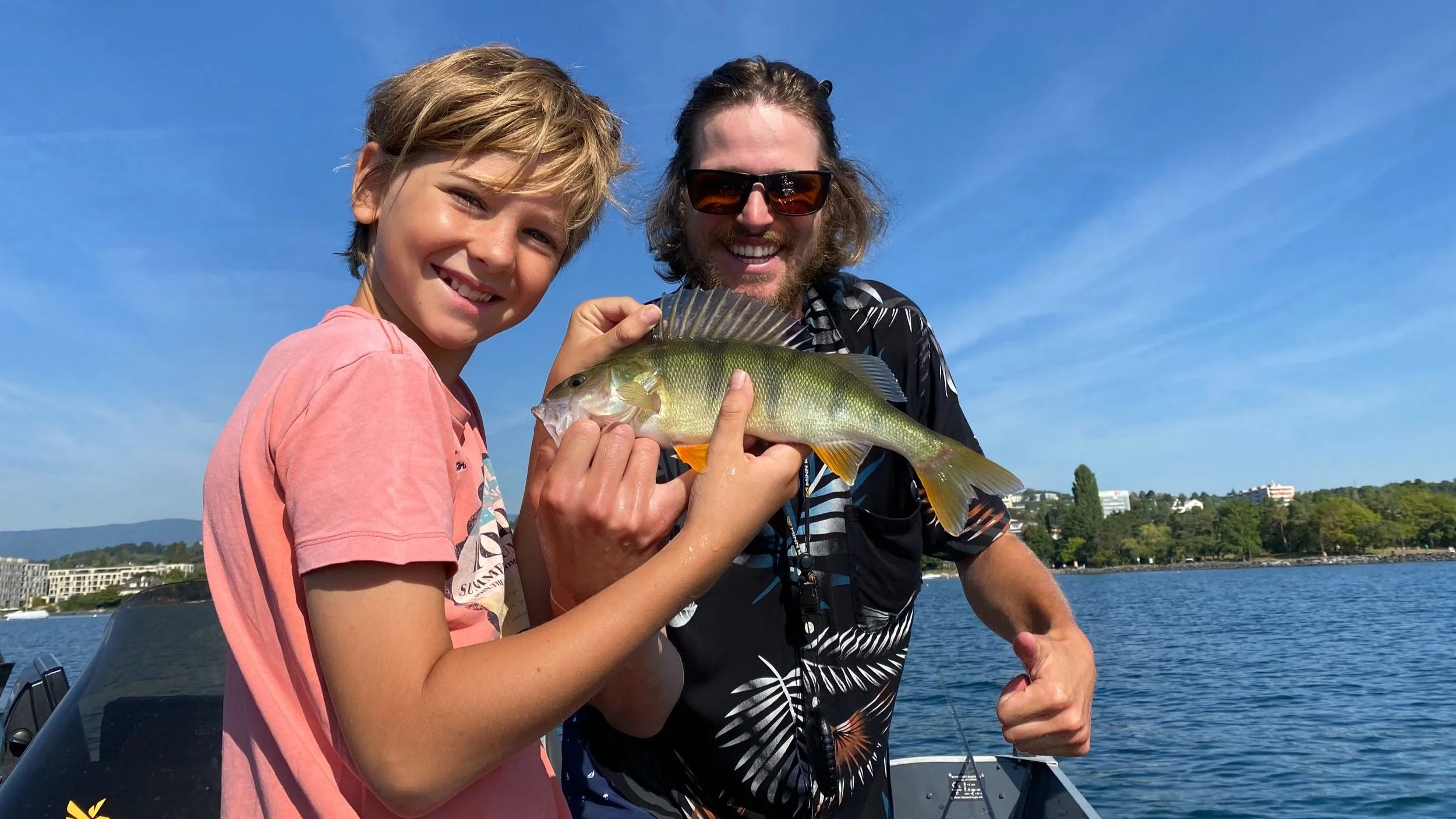 Instructeur de pêche donnant un cours de pêche à un enfant