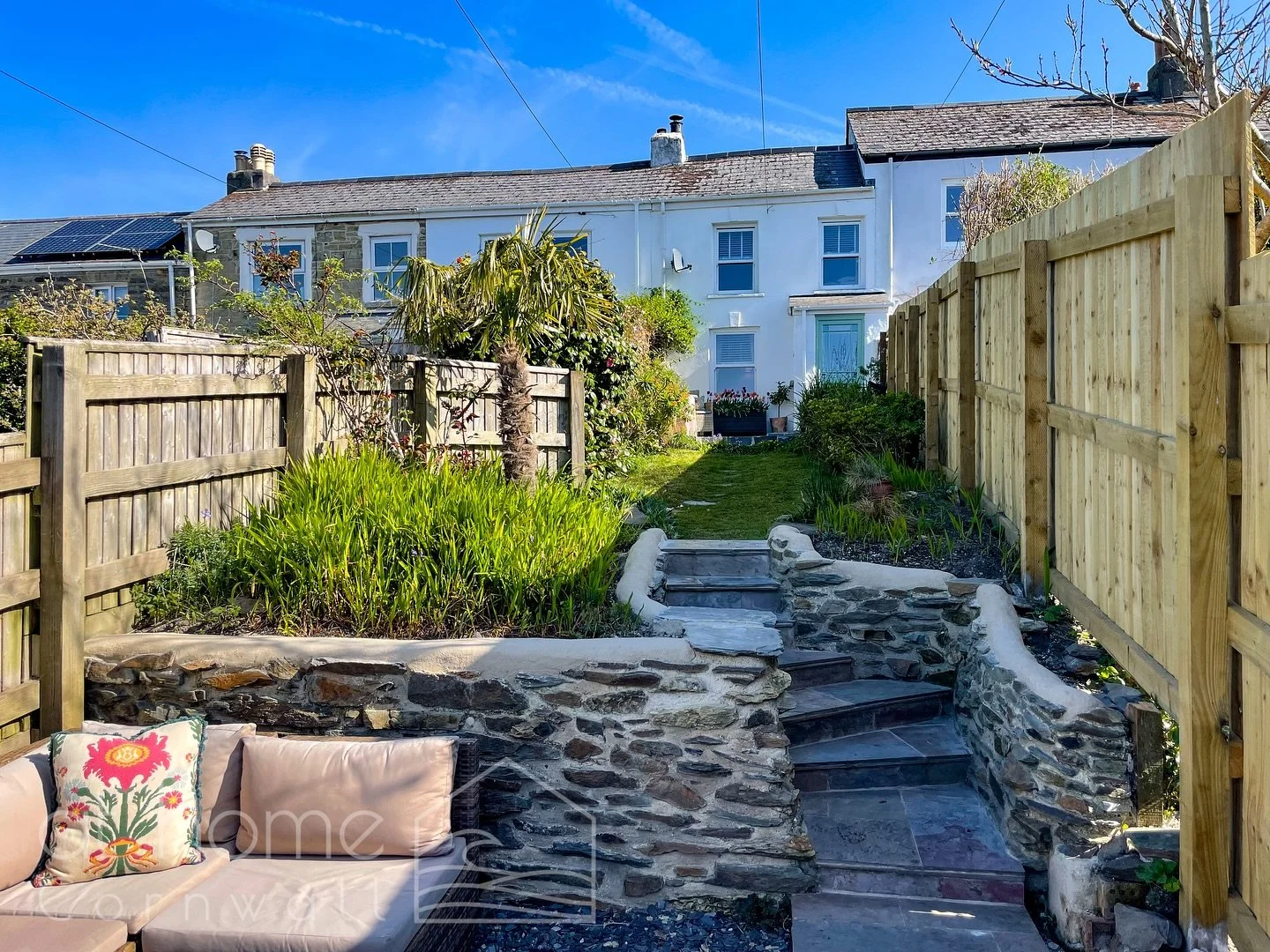 EXCHANGED &amp; COMPLETED 🎉📦 🚚

We are delighted to be handing over the keys to this gorgeous two bedroom cottage in the heart of Truro. 

Happy moving day to our outgoing vendors and incoming new owners! 

#movingday #newhome #realestate #cornwal