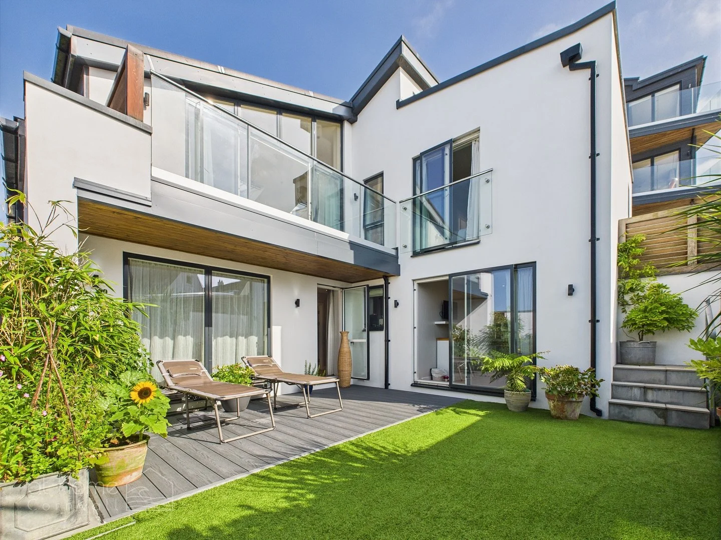 NEW LISTING ✨🏄&zwj;♀️ 

Pentire | Newquay 
&pound;925,000

We are delighted to bring to the market this outstanding two-storey 4-bedroom detached coastal residence which combines sleek modern design, versatile living, and an unbeatable location, jus