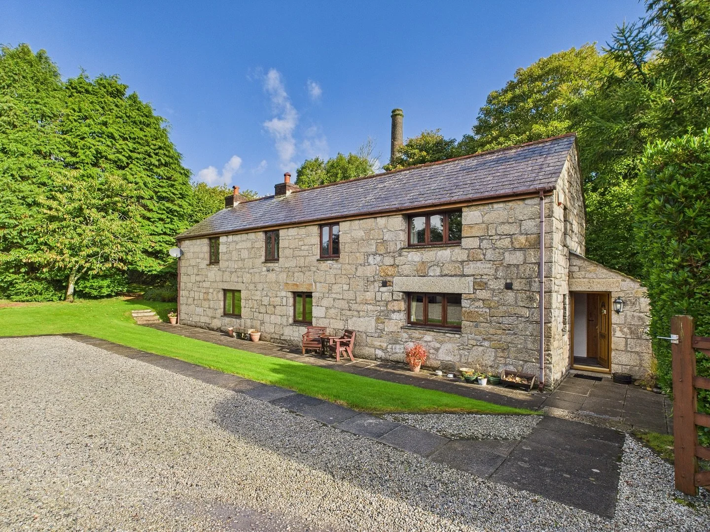 NEW LISTING ✨🏡 

Outskirts of Bugle | St Austell 
&pound;545,000

A picture perfect, double fronted Cornish cottage set within half an acre of gardens, double garage and outbuildings. 
This property is peppered with period features from beamed ceili