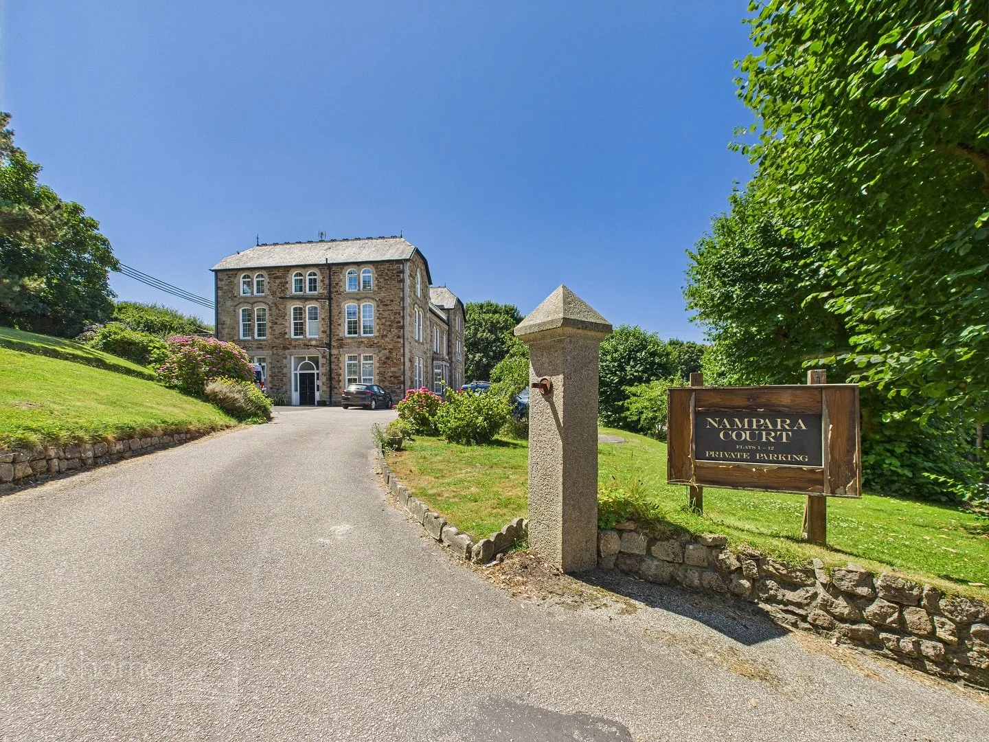 NEW LISTING ✨
Nampara Court | Perranporth 
£275,000
Leasehold | Two bedroom ground floor apartment 
Tucked away in the peaceful and picturesque setting of Nampara Court, this impressive two-bedroom ground floor apartment offers the perfect bl