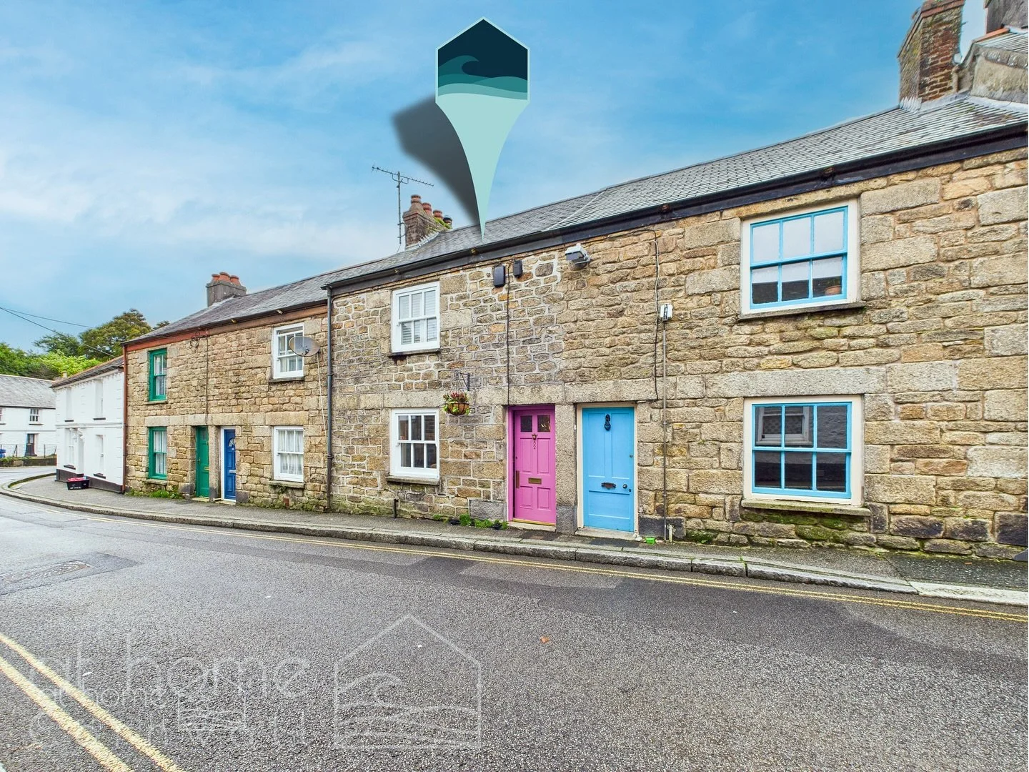 NEW LISTING ✨💁&zwj;♀️
(is this the trendiest most gorgeous cottage?)

Penryn | 2-Bedroom Cornish cottage
&pound;285,000

West Street is a truly exceptional character cottage, beautifully reimagined and completely renovated to a gorgeous standard thr