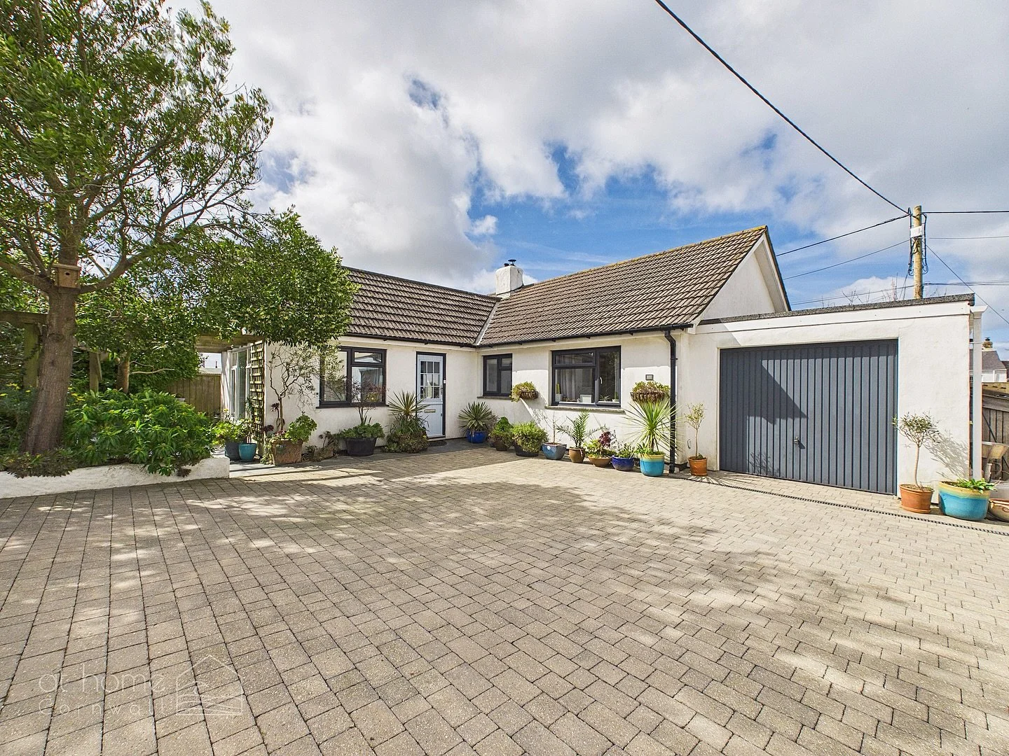 NEW LISTING ✨🍃

Mount Hawke | 3 Bedroom detached bungalow 
&pound;460,000 

Set within a sought-after lane next to Mount Hawke Primary School, this immaculately presented three-bedroom detached bungalow is a wonderful family home that has been thoug