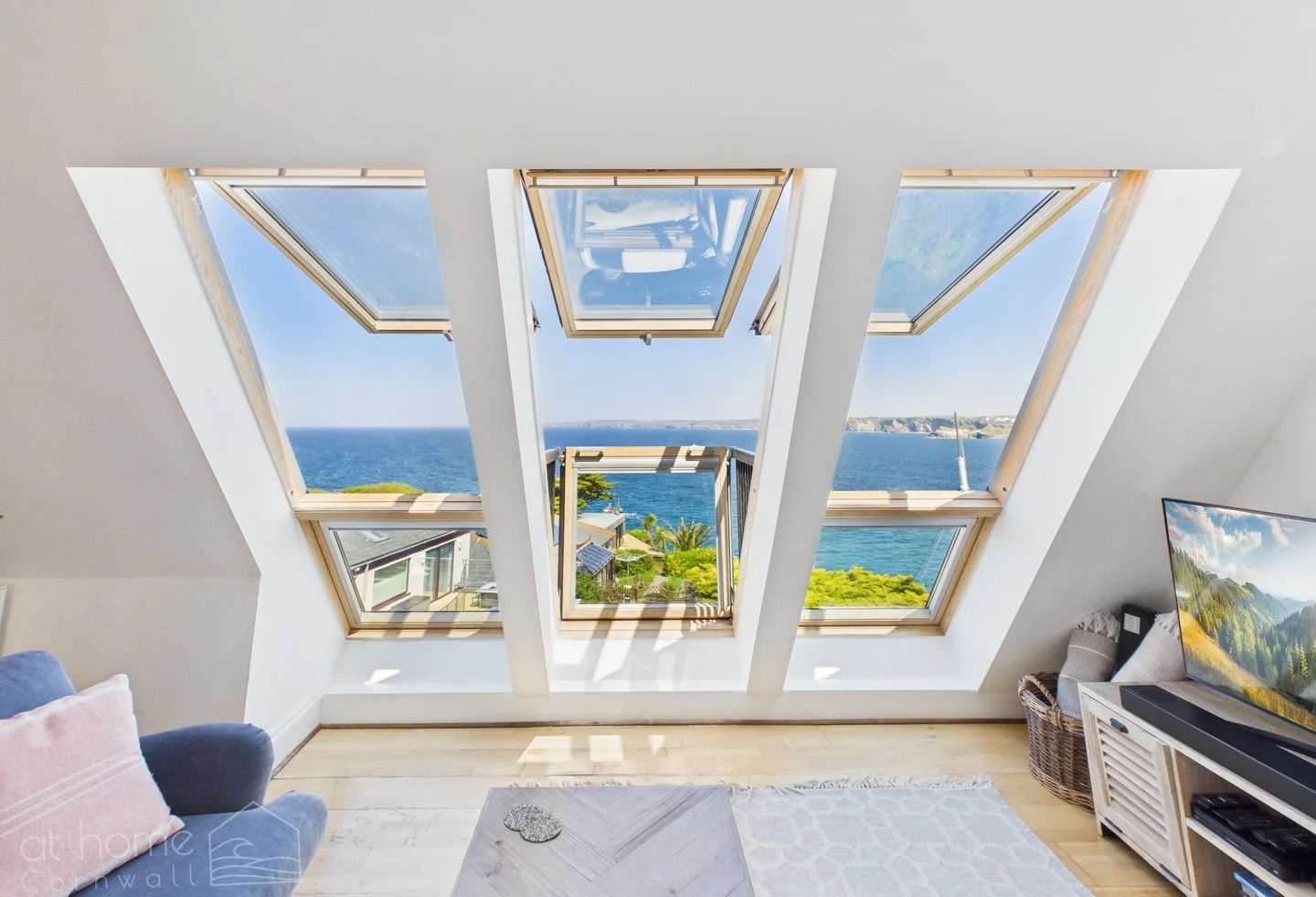 NEW LISTING ✨🌊🏄&zwj;♀️

Pentowan House | Newquay 
Two bedroom penthouse apartment 
&pound;595,000

Perched in an enviable position overlooking the iconic Newquay Harbour, Towan Beach and surrounding coastline, this immaculately presented two-bedroo