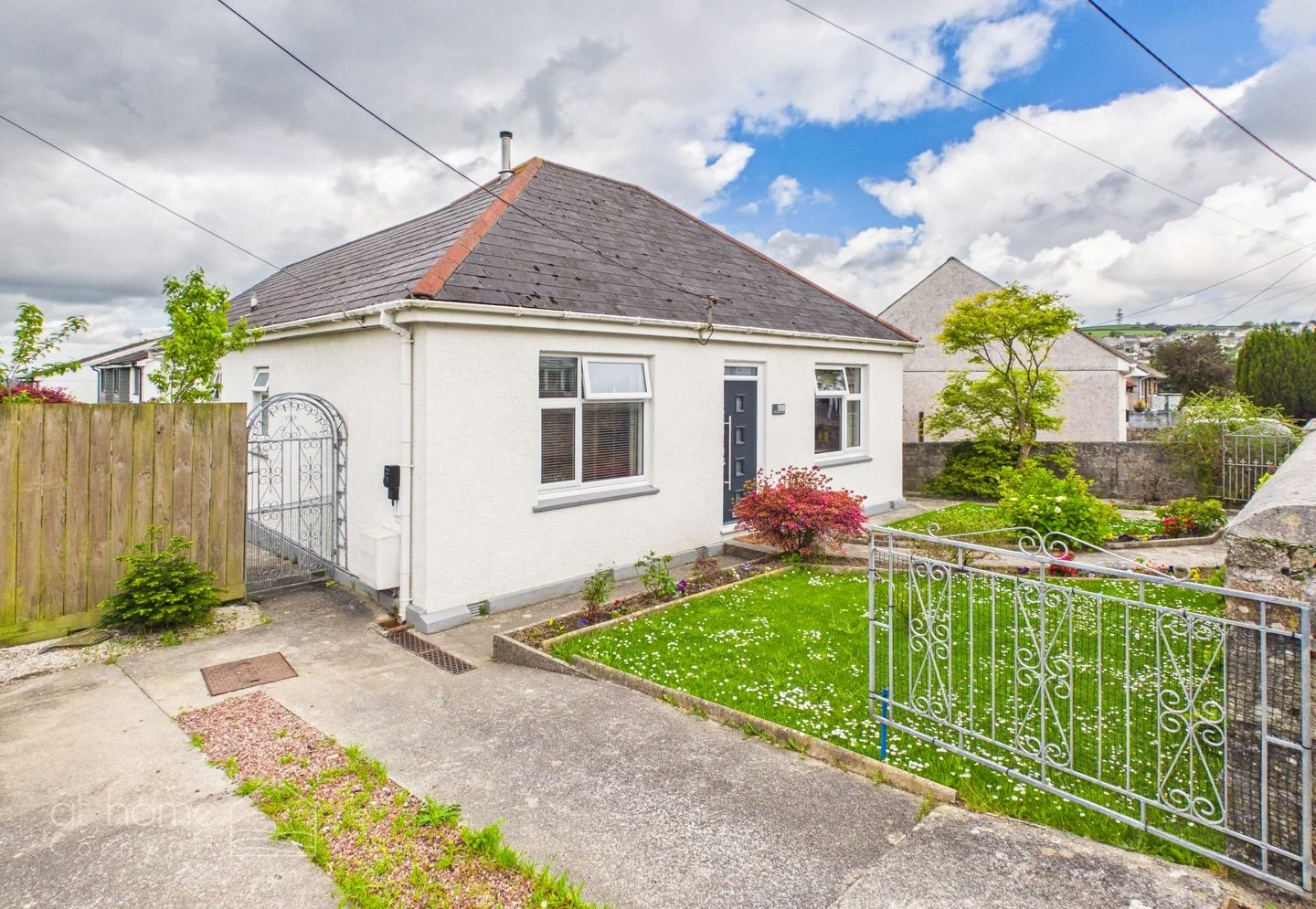 NEW LISTING ✨🏡

Phernyssick Road | St Austell 
&pound;325,000

Positioned on a generous corner plot along Phernyssick Road, this beautifully remodelled 3/4 bedroom detached bungalow offers spacious, versatile and stylish accommodation perfectly suit