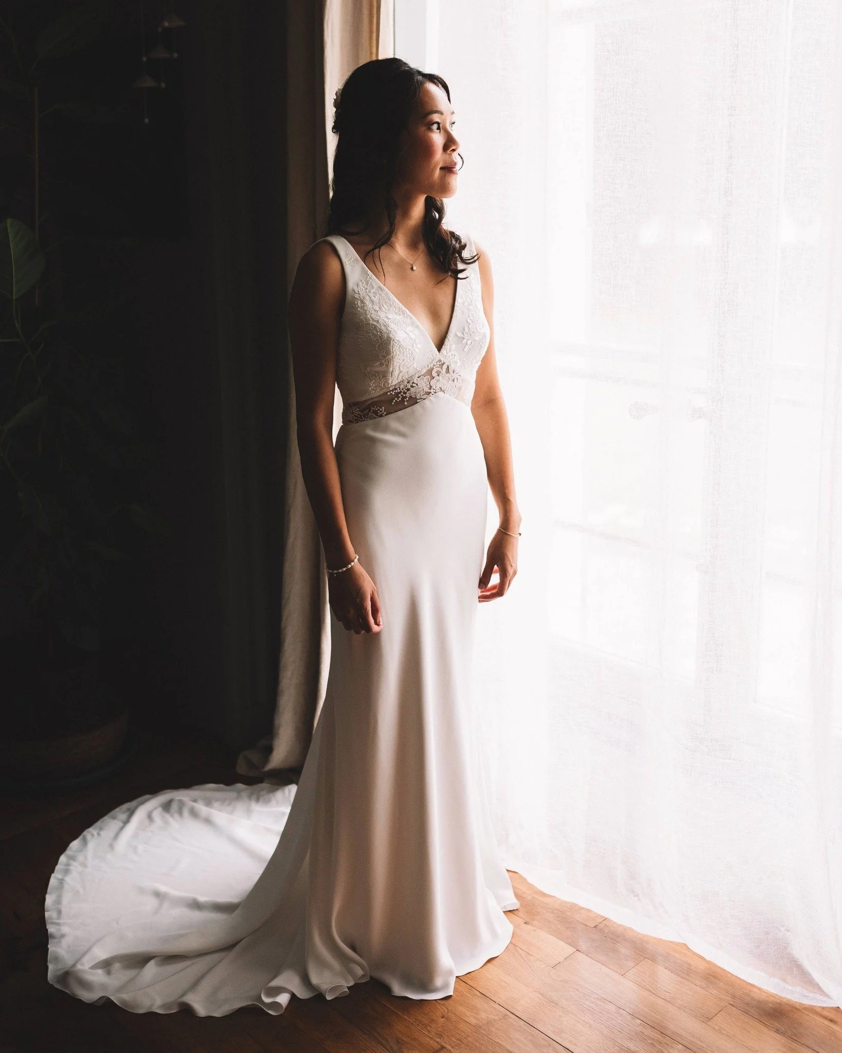 2nd jour de mariage pour nos mari&eacute;s au @domainedequincampoix 

Ils ont laiss&eacute; tomb&eacute; la tenue traditionnelle vietnamienne pour rev&ecirc;tir une tenue plus traditionnel pour un mariage. Apr&egrave;s un first look devant chez eux, 