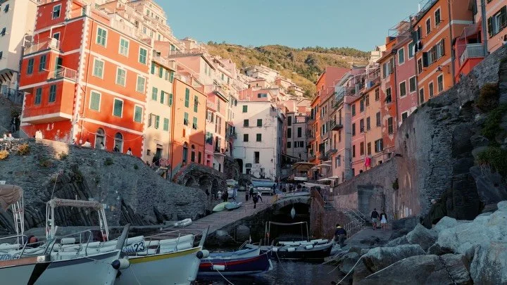 Carte postale des Cinque Terre. Ici on commence par Riomaggiore puis nous partons en randonn&eacute;e jusque Corniglia. Et puis cette vue au milieu des vignes 😍

Qui est d&eacute;ja all&eacute; aux Cinque Terre?

Le commentaire sur la derni&egrave;r
