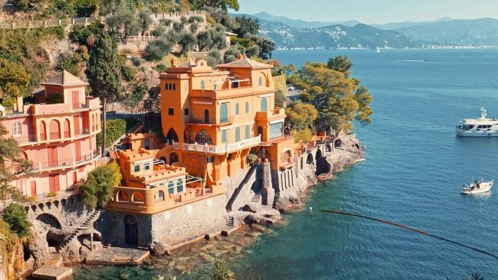 Carte postale du Nord des Cinque Terre. On commence avec Santa Margherita jusque Portofino. Un poil plus &quot;fancy&quot; que les autres petits villages: boutiques Dior, Louis Vuitton et Rolex 😅 Et en m&ecirc;me temps l'architecture est toujours in