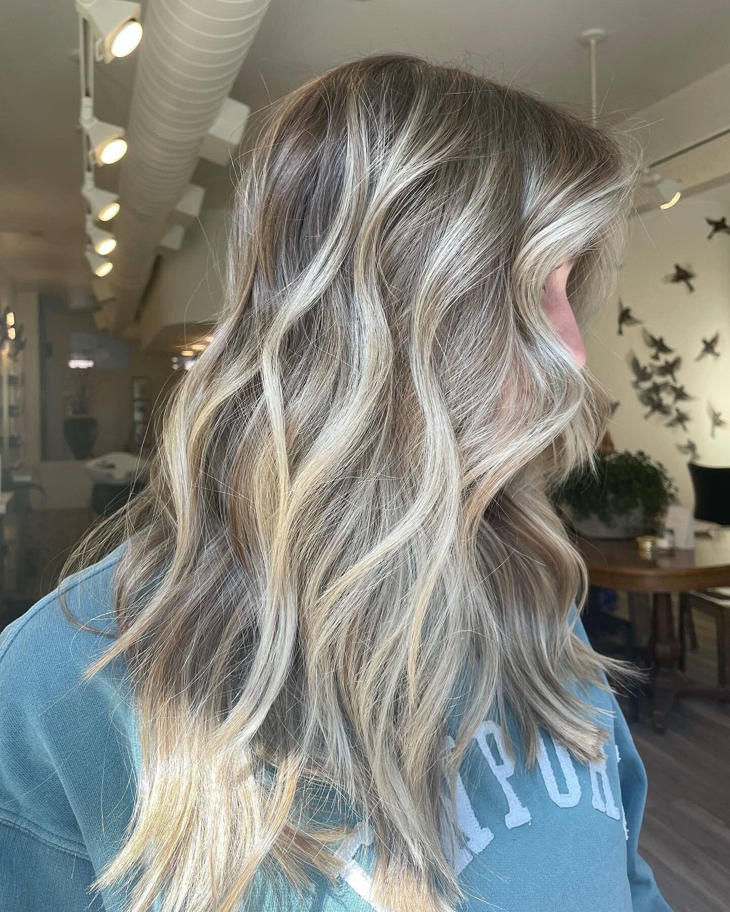 Lived in summer balayage &amp; shape by Tina 

#bostonsalon #bostonbalayage #bostonhighlights #newburyst #swarzkopfprofessional #blondeme #goldwell