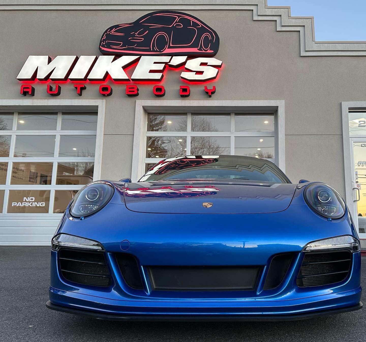 Perfection is a passion&hellip;&hellip;
991.1 in for some factory Porsche accessories, including that ducktail and sport design mirrors. Do you like it? 
Comment, like and share. @hellohenrywu 
🔵🔵🔵🔵🔵🔵🔵🔵 #mikesautobody #malden #mikesautobodyof
