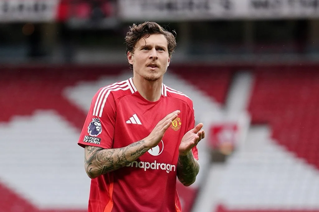 🟣🔵 Done Deal! ✍️
Aston Villa have confirmed the signing of former Manchester United defender Victor Lindel&ouml;f. 💪🇸🇪
The Swedish centre-back brings Premier League experience and depth to Unai Emery&rsquo;s backline at Villa Park. 🏟️🔥
#AVFC #