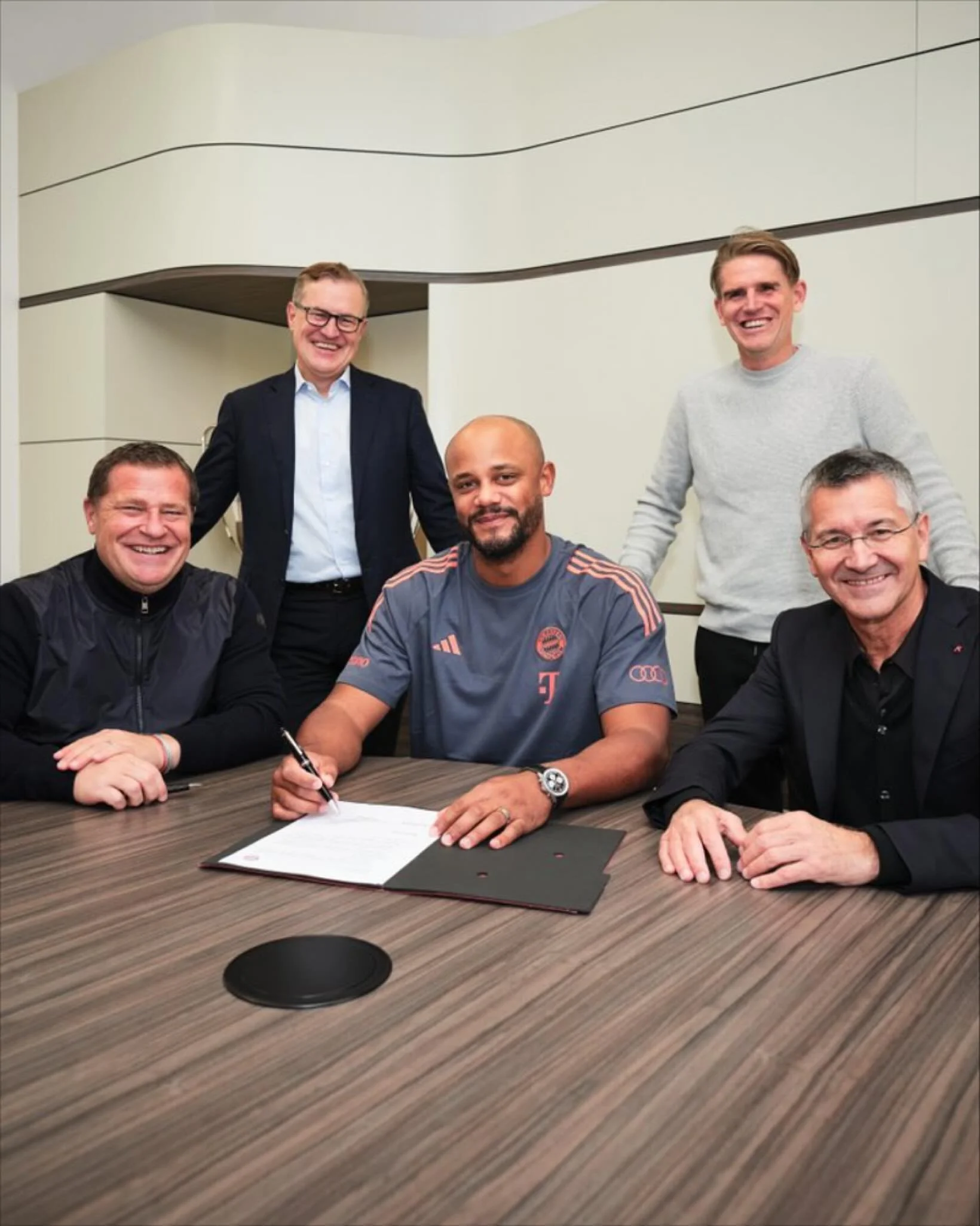 📝🔴⚪ Official: Vincent Kompany Signs New Bayern Deal! 🇩🇪✨
Bayern Munich have confirmed that Vincent Kompany has signed a new contract until 2029! 💥
The Belgian boss, who led Bayern back to the Bundesliga title in his first season, is being reward