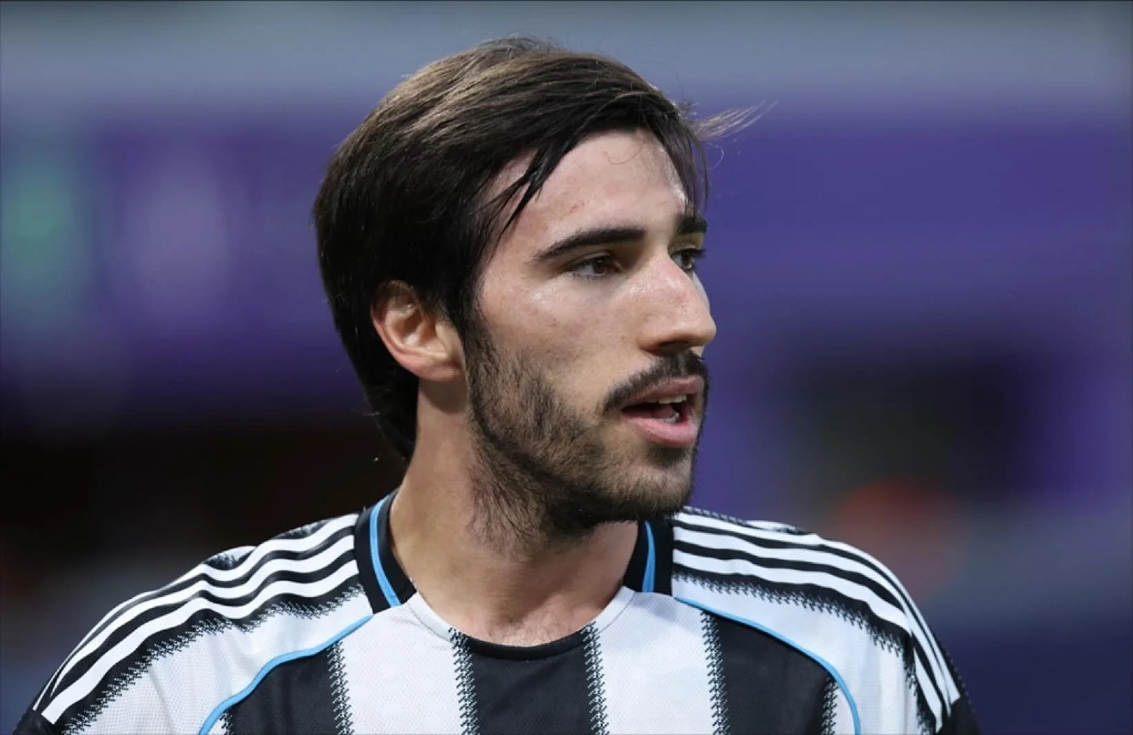 🔵⚫ Magpies secure their midfield maestro! ✍️🦅
Sandro Tonali has officially extended his contract with Newcastle United until 2029, with an option for an additional year 🔥
The Italian international remains a key part of the club&rsquo;s long-term p