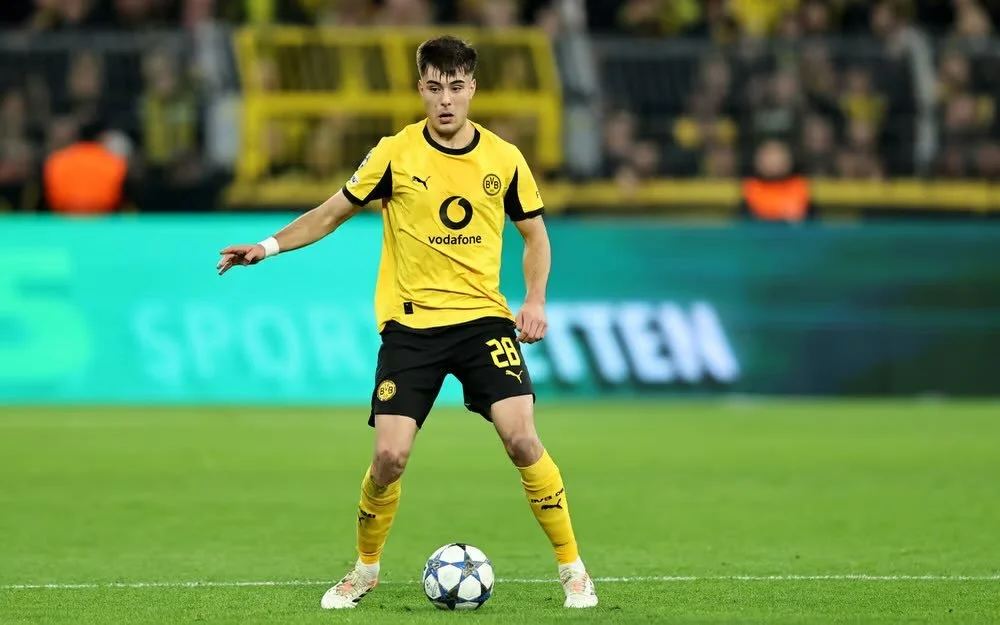 🔵🚨 Chelsea recall Aaron Anselmino

Chelsea have informed Borussia Dortmund that they are recalling centre-back Aaron Anselmino due to a defensive injury crisis at Stamford Bridge.

The recall clause was set to expire on Sunday, prompting Chelsea to