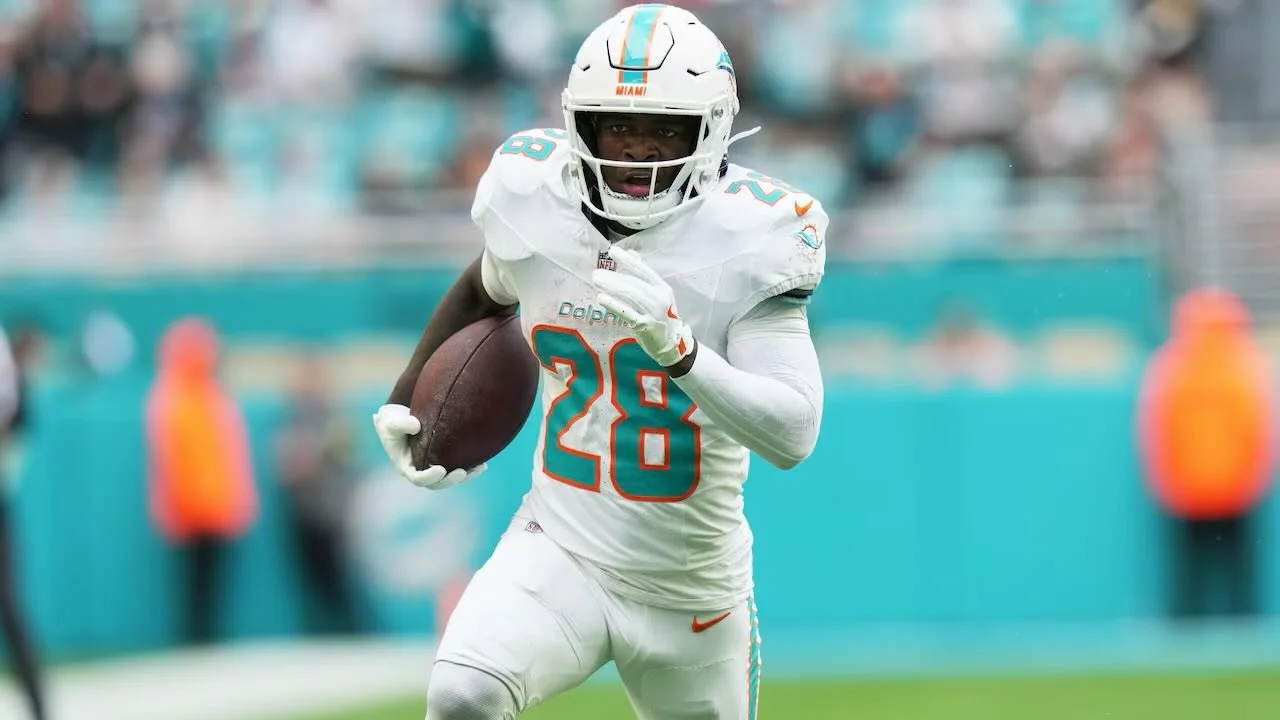 🐬💰 Dolphins pay De&rsquo;Von Achane! 🔥

The Miami Dolphins have agreed a $68M extension with star RB De&rsquo;Von Achane ✍️🏈

📊 Deal details:
💵 $32M guaranteed
📈 $17M per year average value

That makes Achane the 3rd highest-paid RB in the NFL