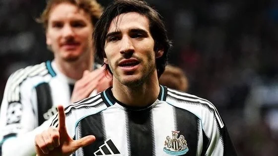🔴👀 Manchester United pushing for Sandro Tonali!

Manchester United are reportedly close to completing a move for Sandro Tonali from Newcastle United ✍️🔥

Reports in Italy also claim United are advancing in talks for Ederson from Atalanta as they c