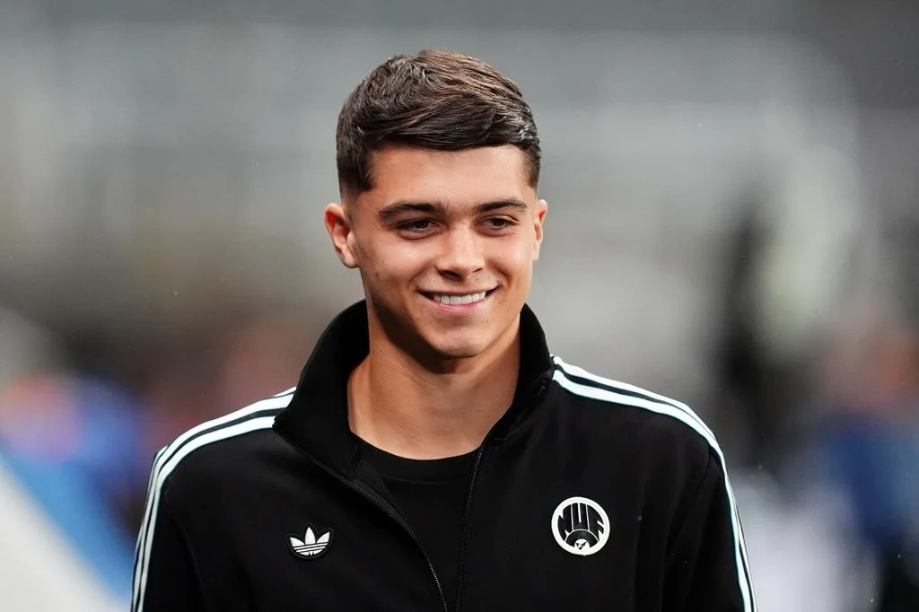 ⚫⚪ Lewis Miley commits to Newcastle until 2032! ✍️🔥

Lewis Miley has signed a new SIX-year contract with Newcastle United ❤️

The 20-year-old academy graduate has been with the club since the age of seven and has already made history as Newcastle&rs