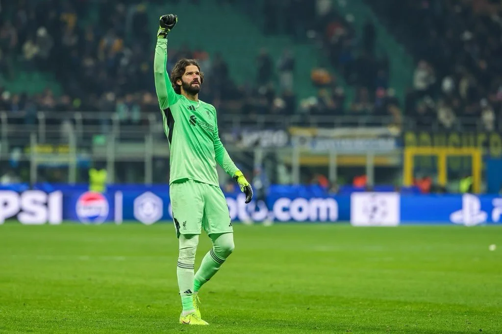 🔴🧤 Alisson expected to stay at Liverpool 👀

Despite interest from Juventus, Alisson Becker is expected to remain at Liverpool next season ✍️

Reports earlier this month claimed Juventus had made the Brazil international their top summer transfer t