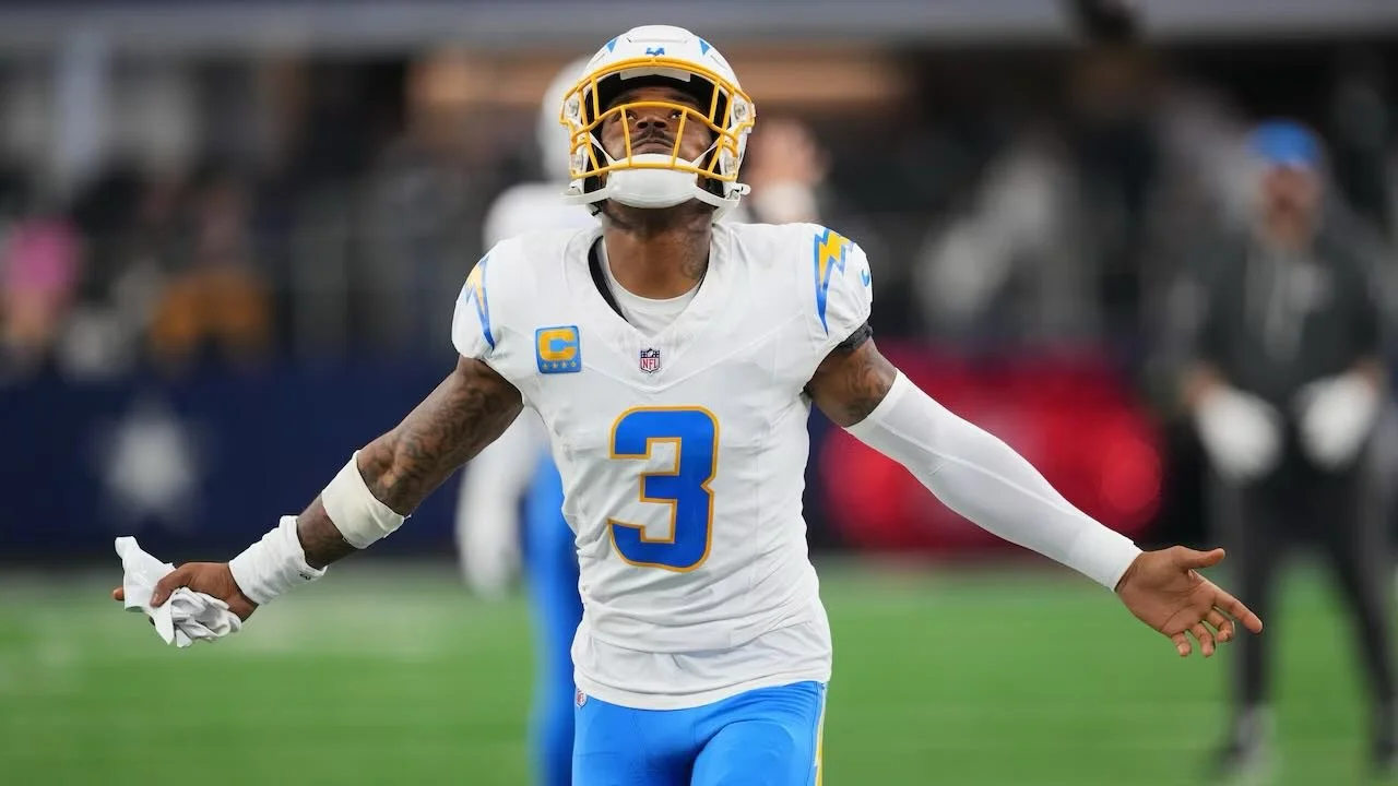 🏈💰 Derwin James becomes NFL&rsquo;s highest-paid safety! 🔥

The Los Angeles Chargers and Derwin James Jr. have agreed a massive new extension ✍️

📊 Contract details:
💵 3 years, $75.6M
📈 $25.2M per year

The deal reportedly makes James the highe
