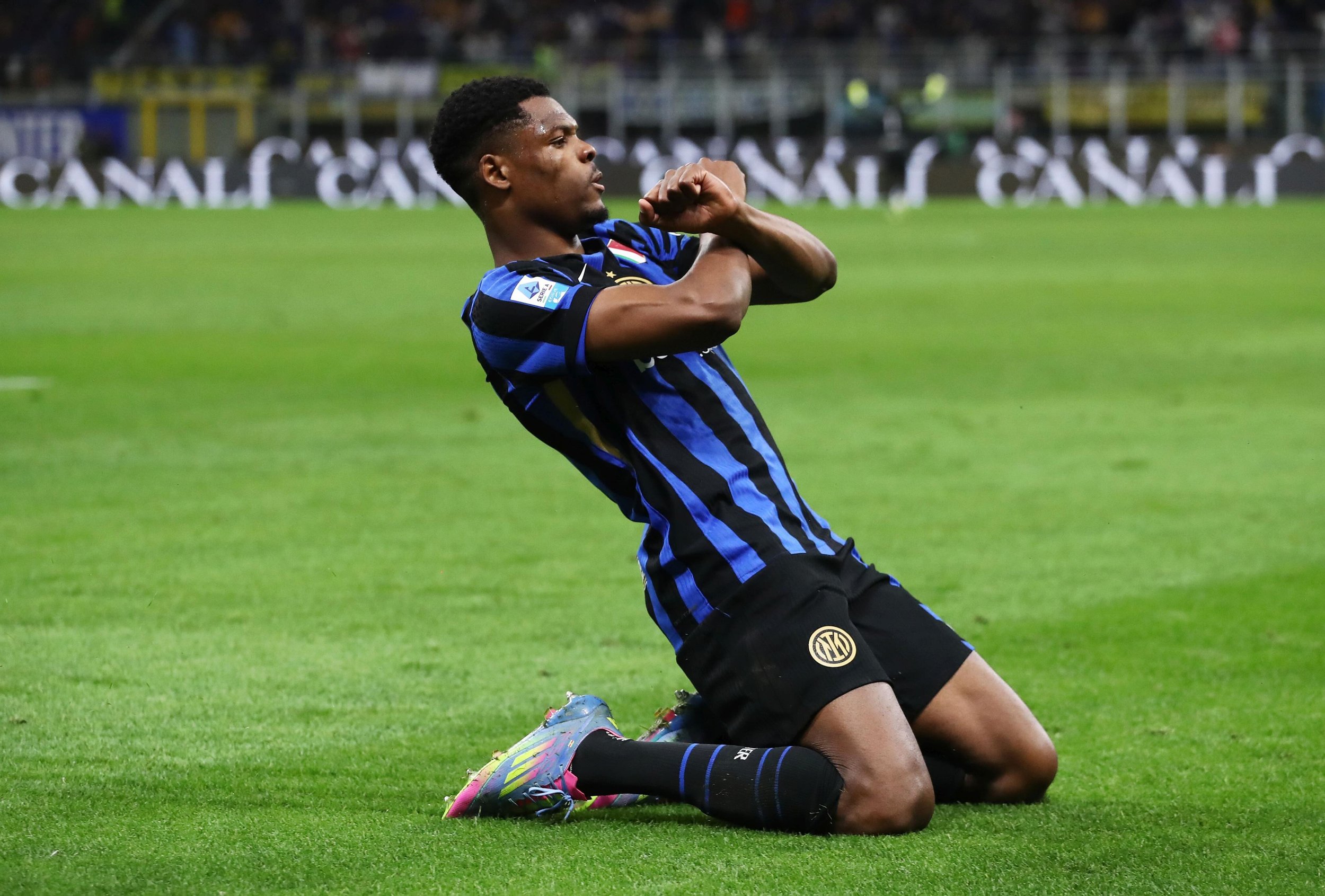 ⚪🚨 Real Madrid closing in on Denzel Dumfries!

Real Madrid are expected to trigger the &pound;17.3m (&euro;20m) release clause of Denzel Dumfries from Inter Milan ✍️🔥

Reports suggest personal terms have already been agreed in principle, with the m