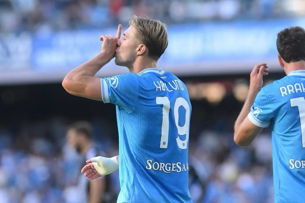 🇮🇹✍️ Rasmus Hojlund completes permanent Napoli move!

Rasmus Hojlund has officially joined Napoli on a permanent deal from Manchester United 🔥

💰 Transfer fee: &pound;38 million

The move was triggered after Napoli secured qualification for next 