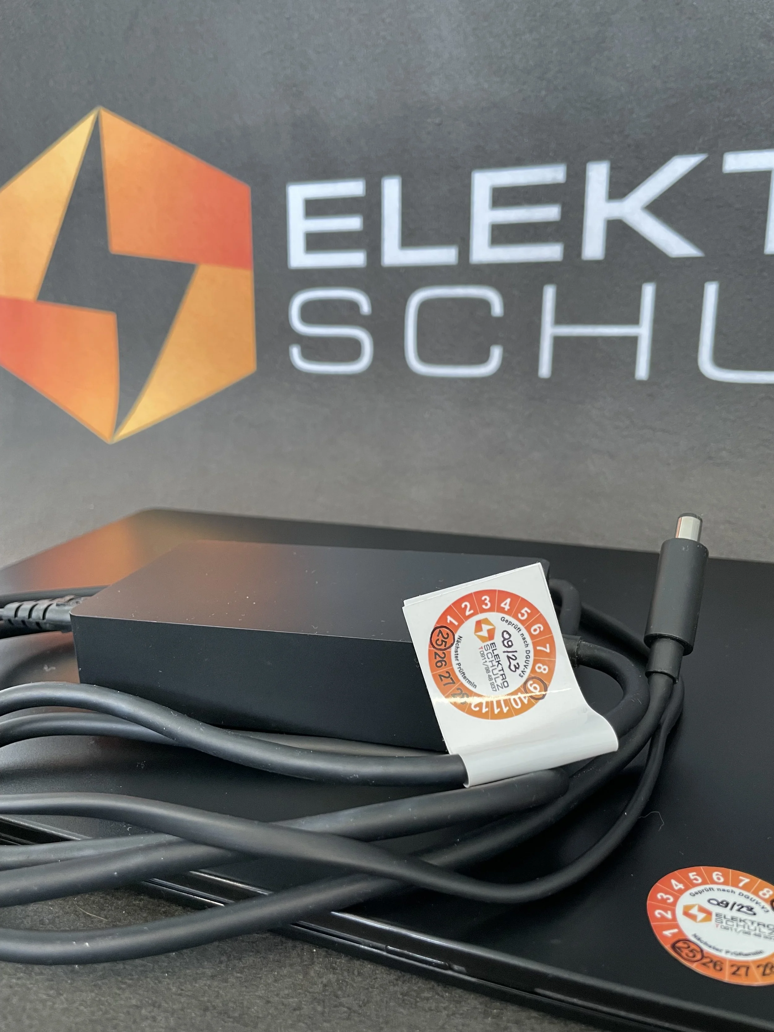 Prüfplakette auf einem elektrischen Gerät nach DIN VDE 0701-0702 – Geräteprüfung durch Elektro Schulz mit dokumentierter Sicherheitskontrolle.