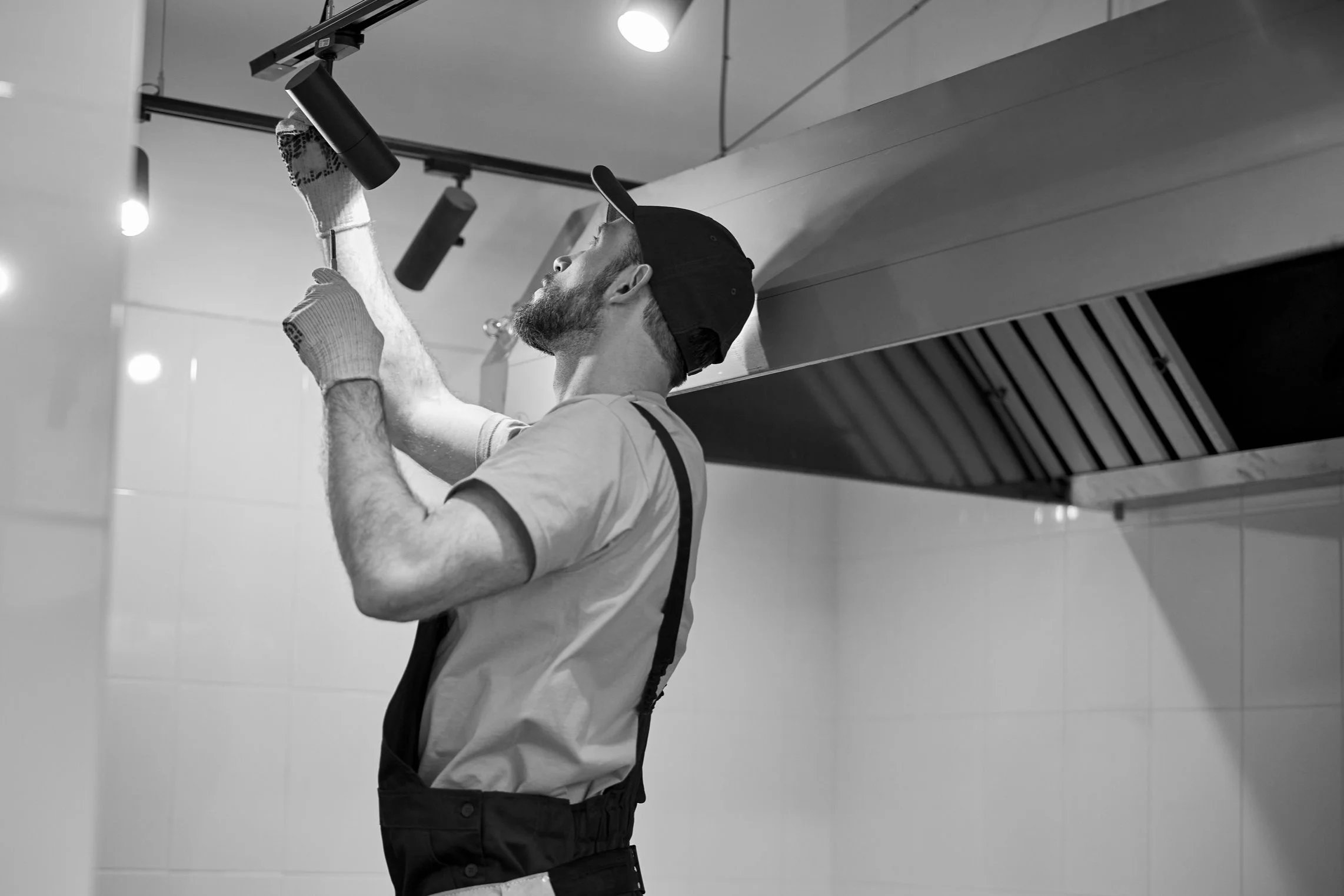 Handwerker bei der Installation einer Lichtleiste