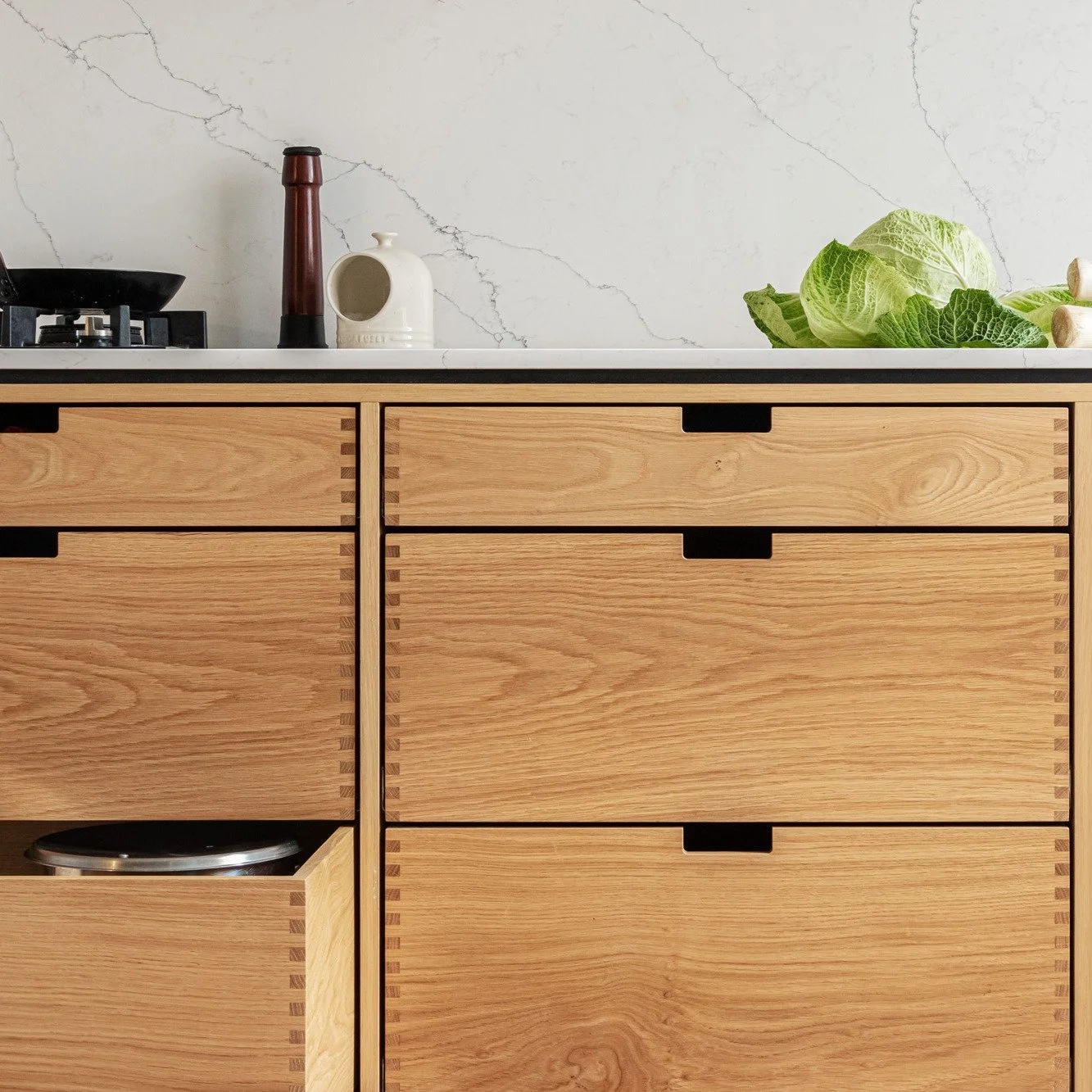 Fingerjointed drawers in Oak.