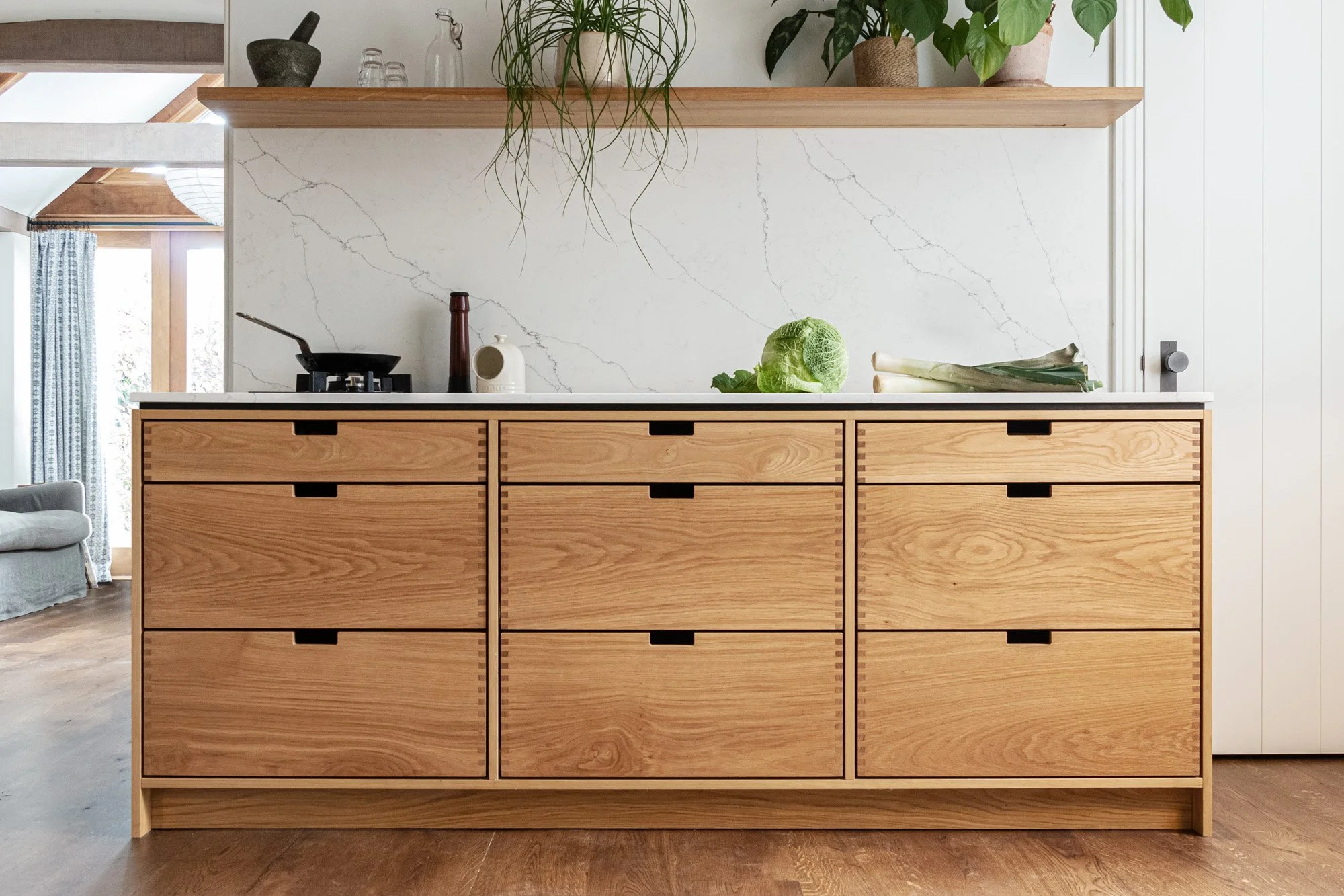 Fingerjointed drawers in Oak with the grain running through.